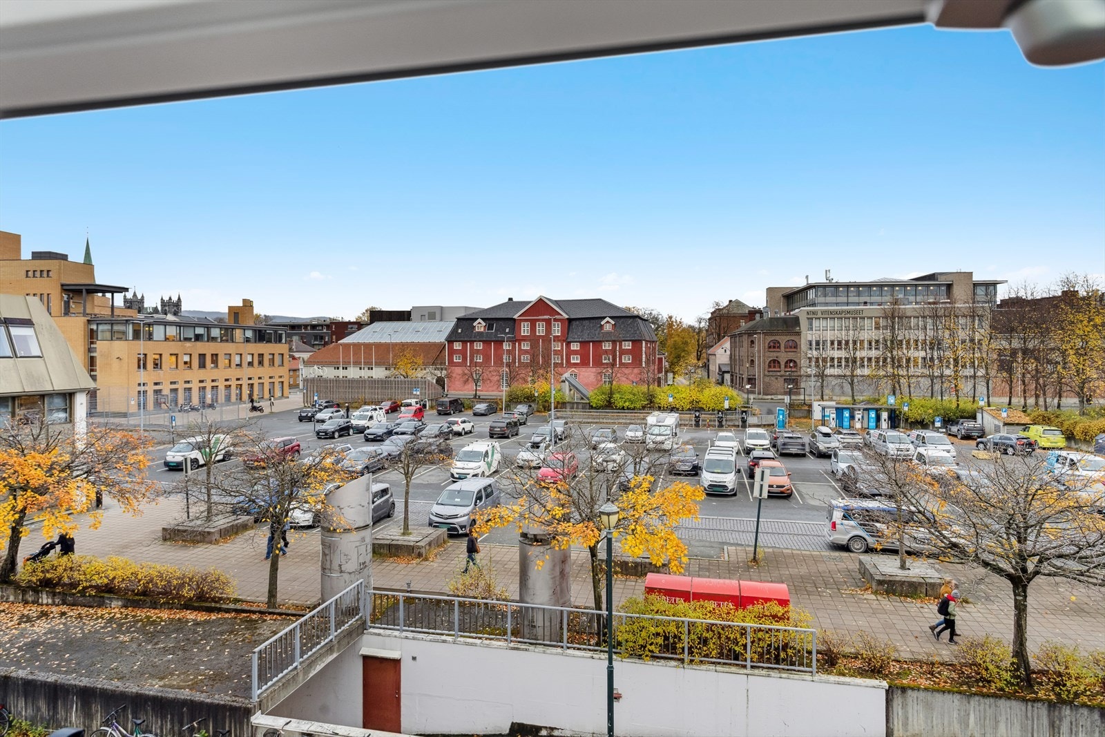 Leiligheten ligger på Leutenhaven like ved Trøndelag Teater. Galleribilde