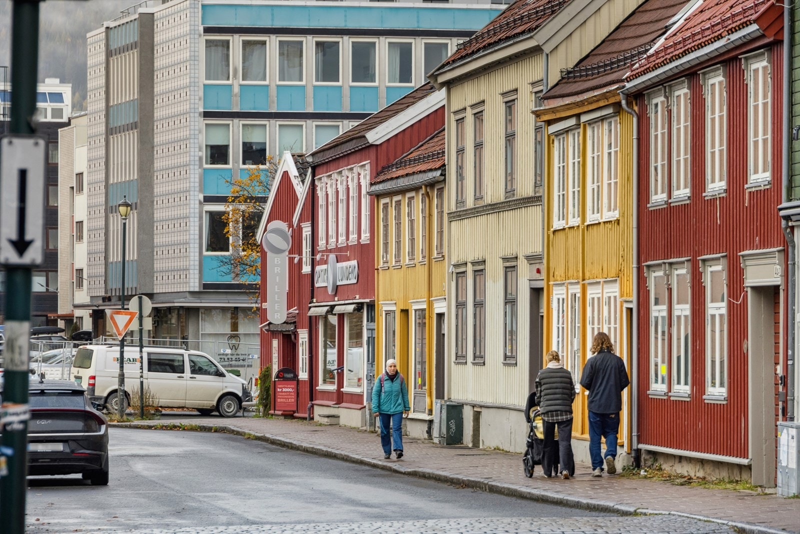 Fargerike fasader langs gaten gir en innbydende atmosfære i nabolaget. Galleribilde