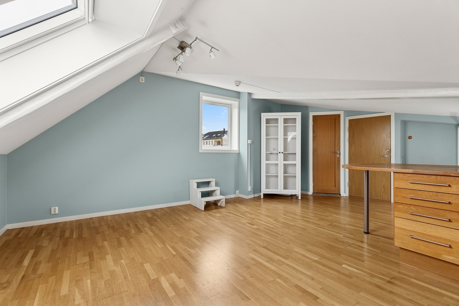 Leiligheten er ca. 40 m² og inneholder stue/kjøkken og bad og ett soverom Galleribilde