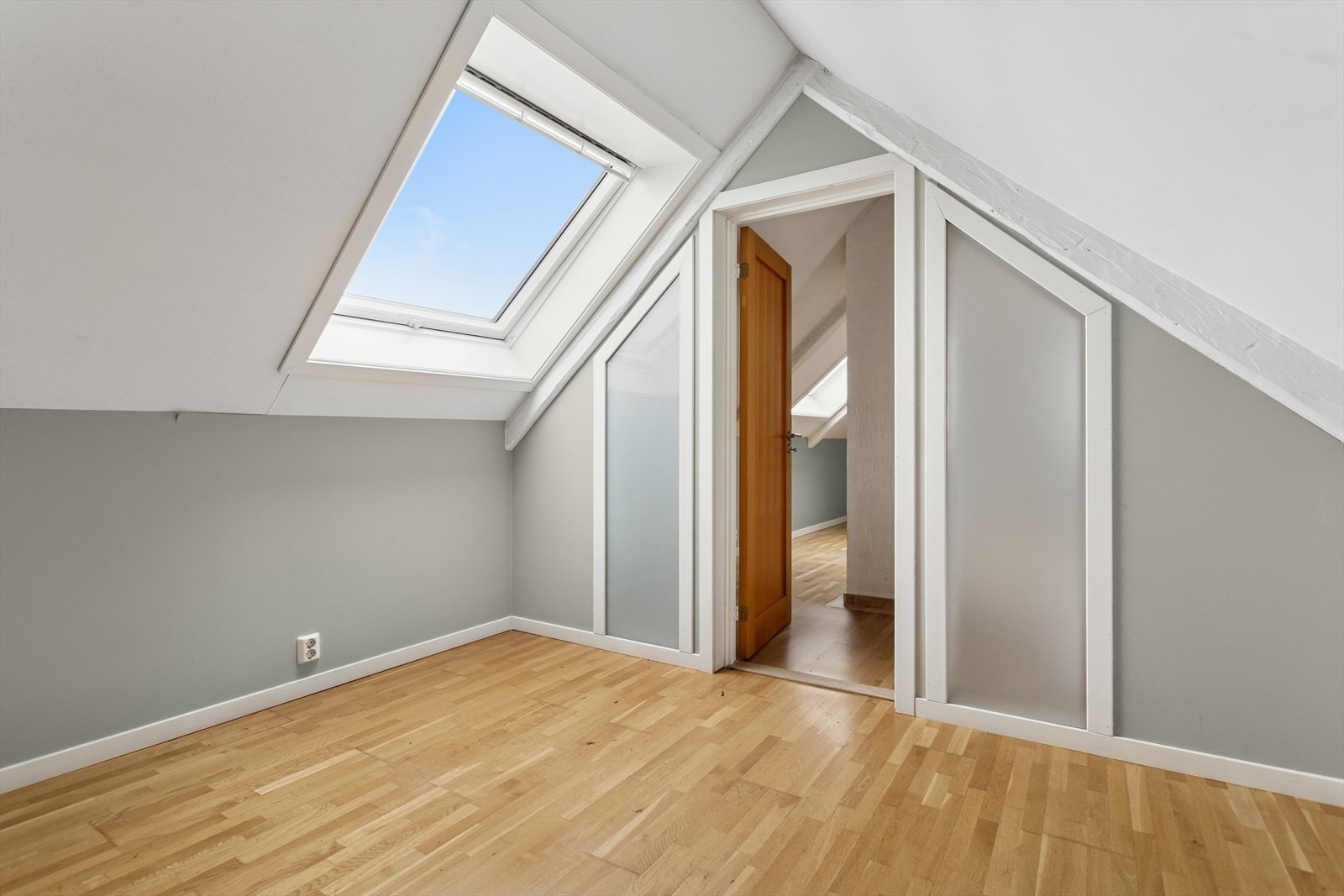 Store takvinduer gir rikelig med naturlig lys i rommet. Galleribilde