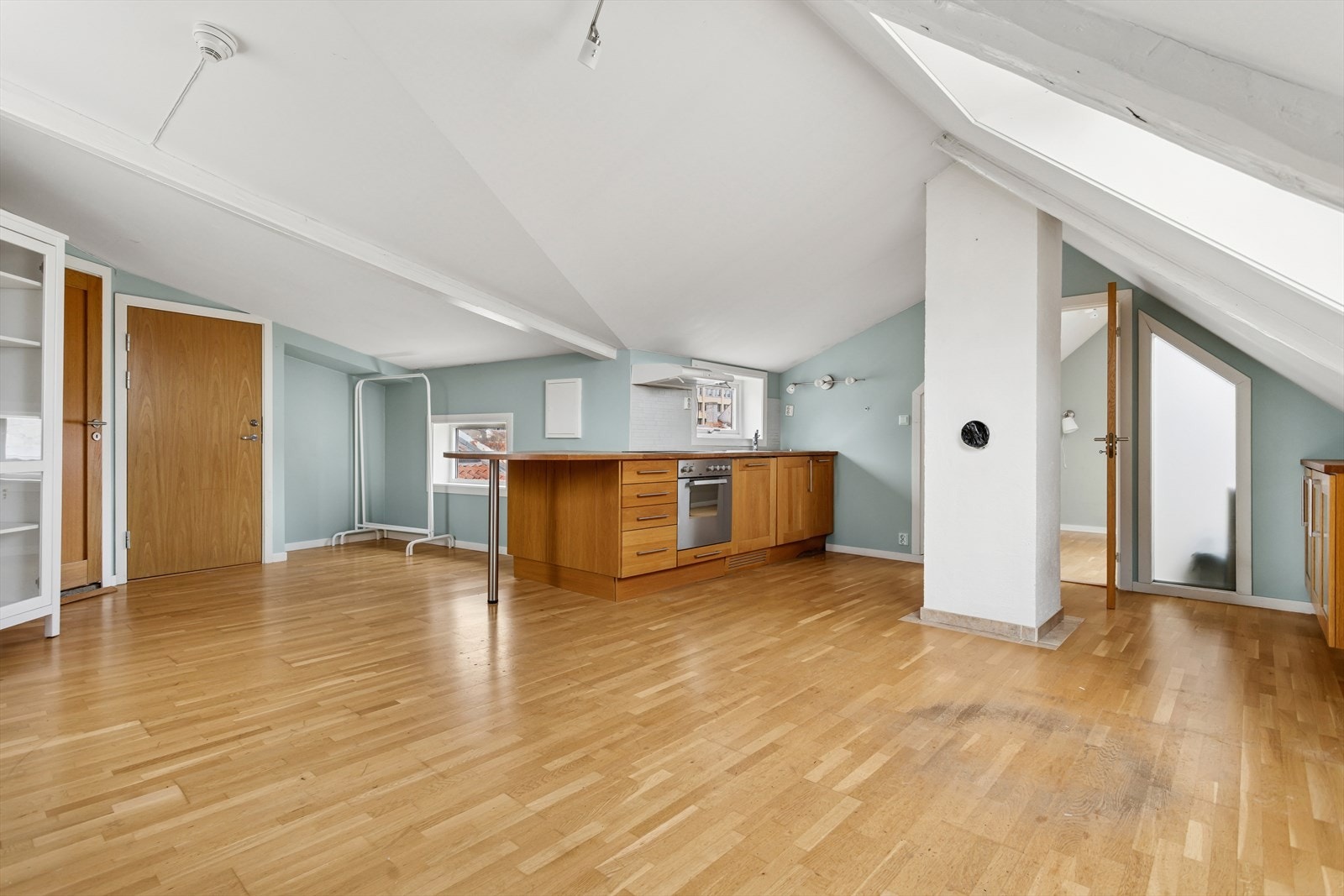 Stuens gode utforming og de tidløse fargevalgene på vegger legger et godt grunnlag for å innrede rommet etter eget ønske. Galleribilde