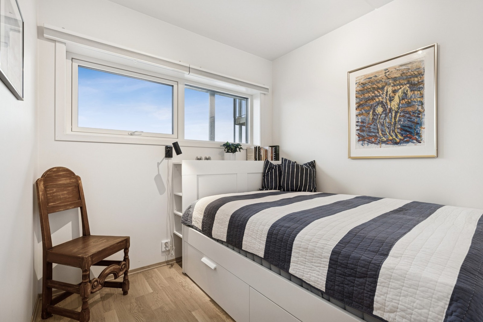 Leiligheten har ett romslig soverom. Galleribilde