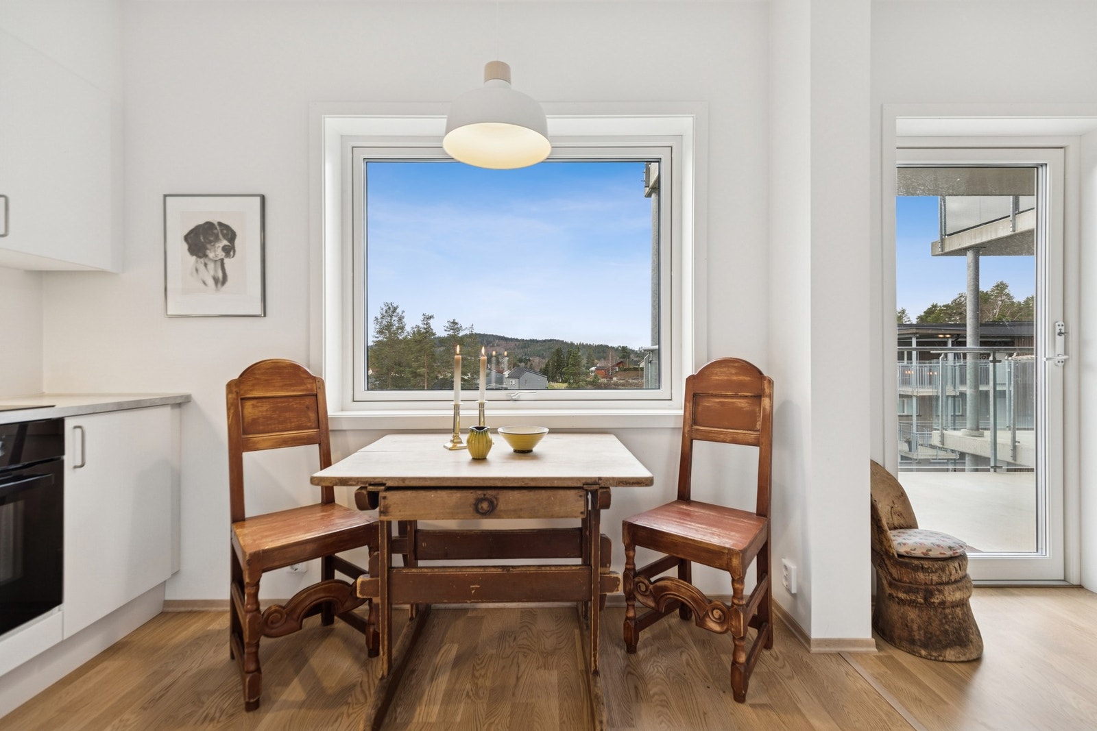 Fra kjøkkenet er det et hyggelig vindu med utsyn mot grøntarealer. Galleribilde