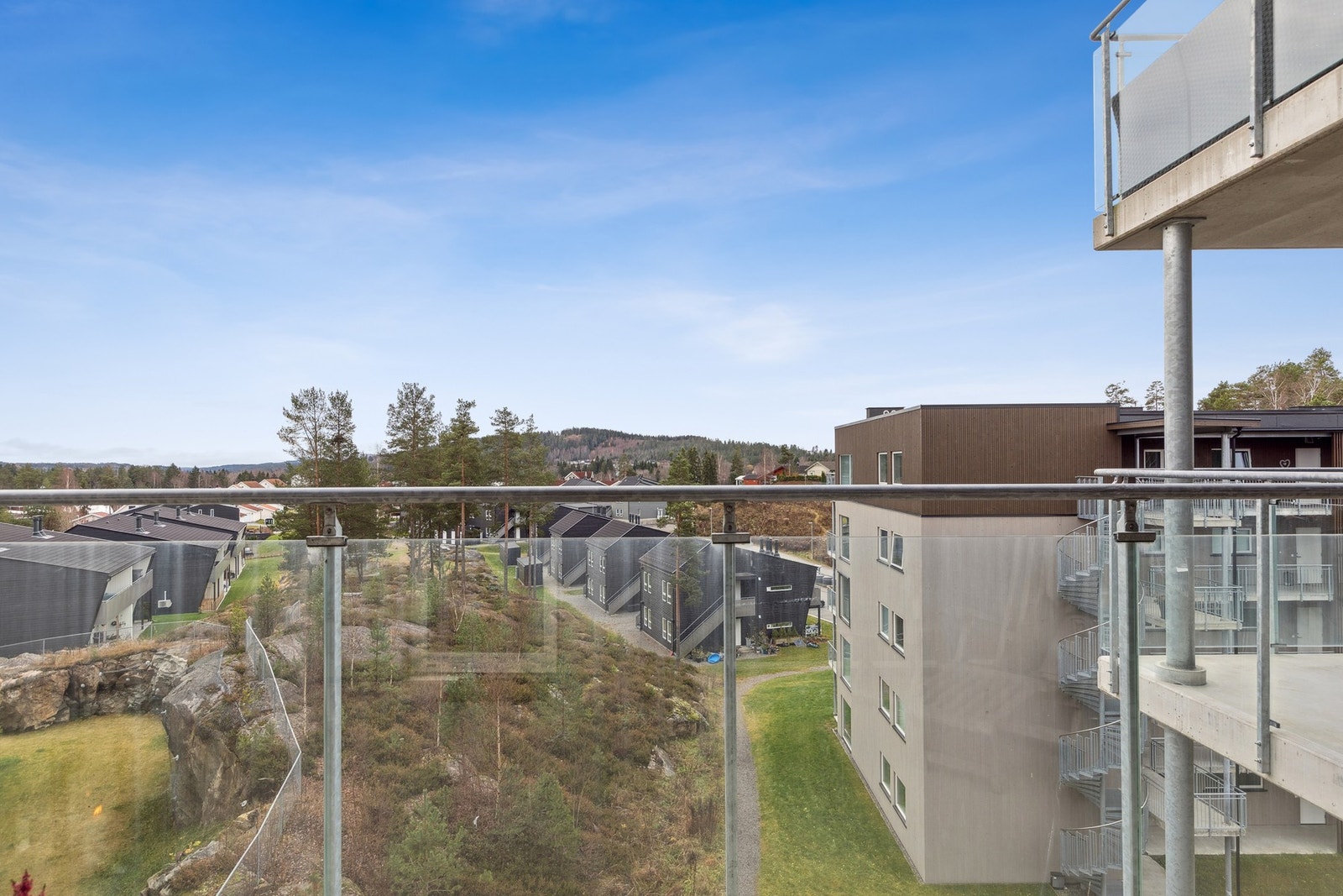 Utsyn til grøntarealer fra balkongen. Galleribilde