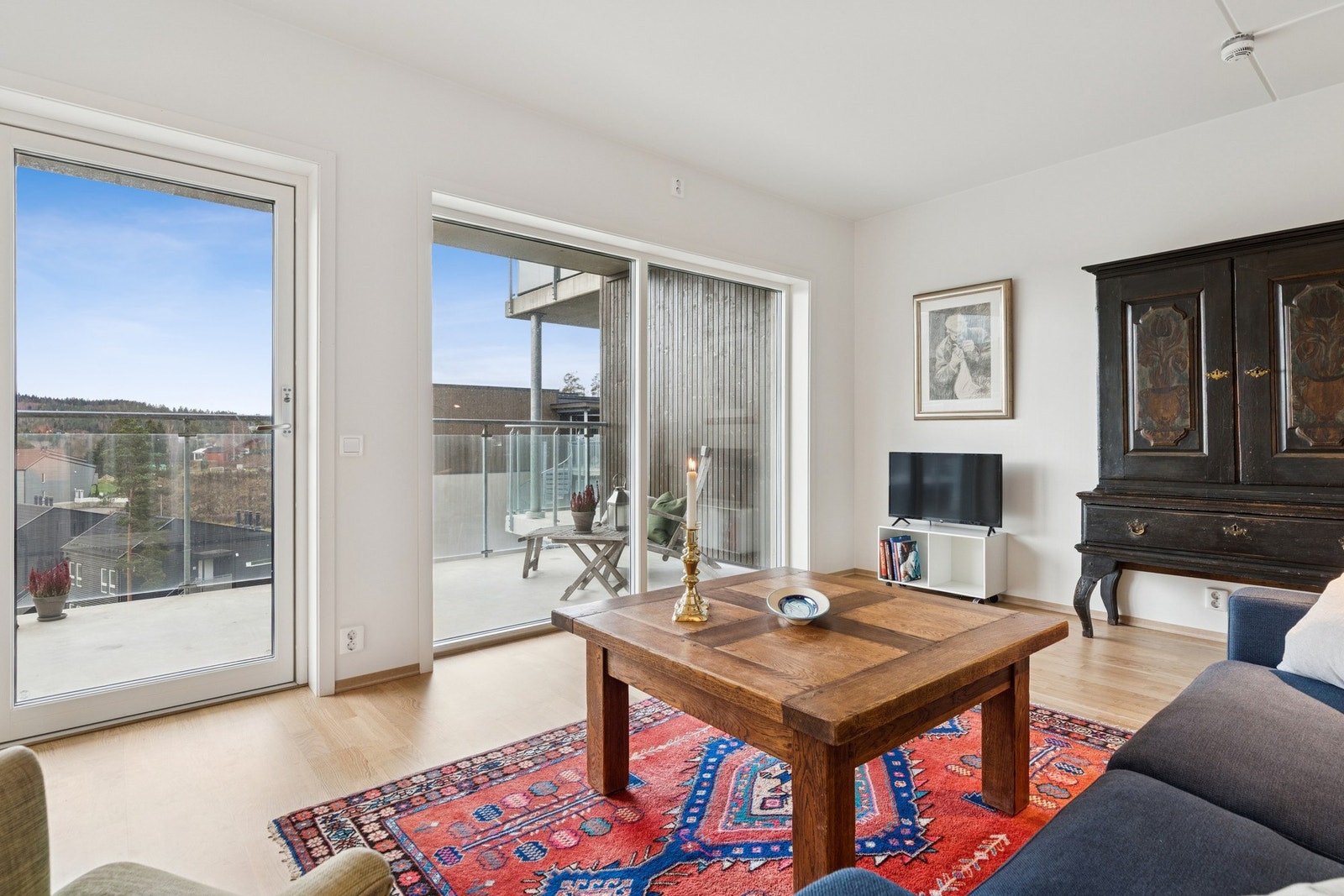 Leiligheten har en praktisk planløsning i vinkel, et delikat bad og en romslig balkong på hele 14 kvm med god plass til både morgenkaffen og rolige sommerkvelder. Galleribilde