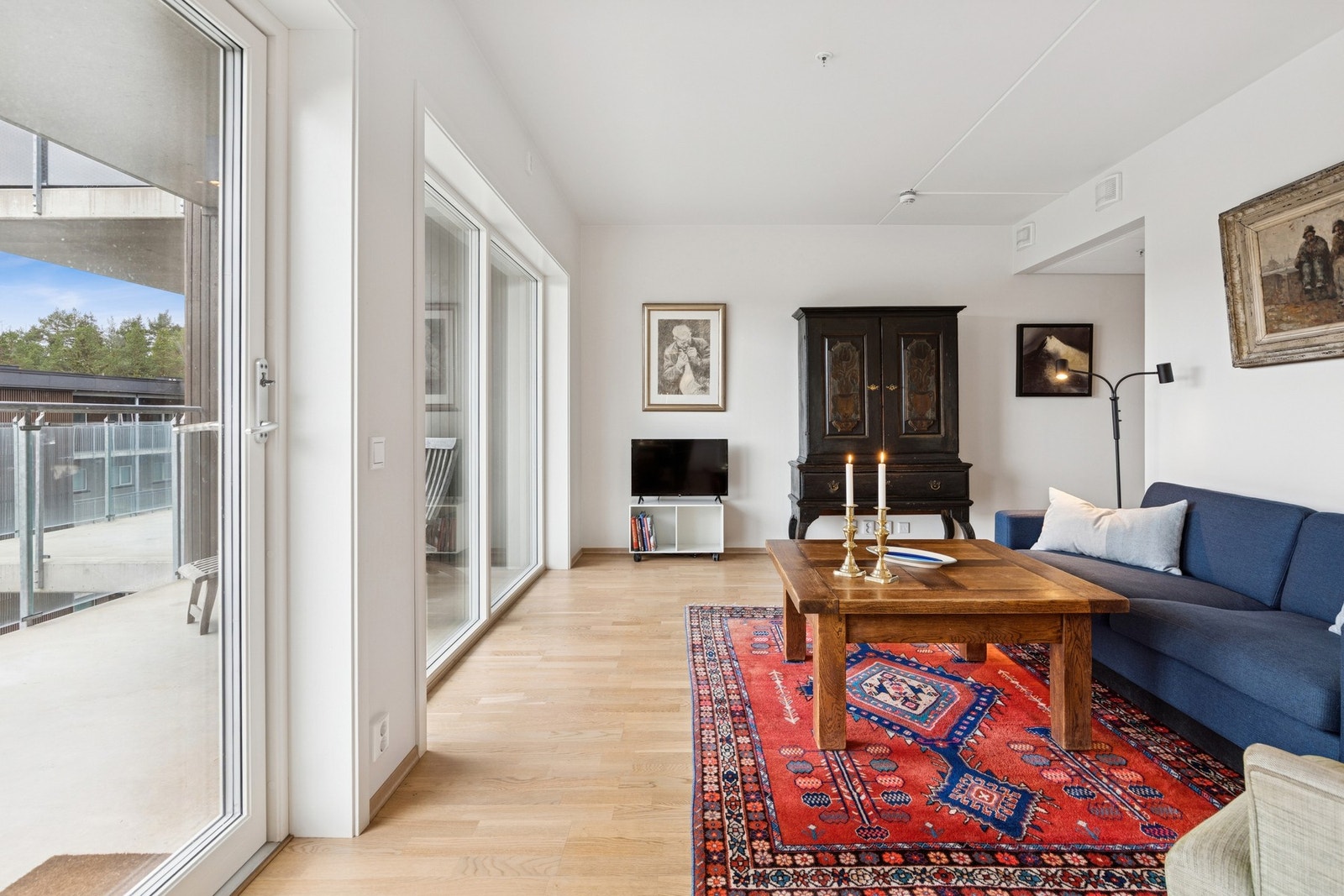 Store vindusflater i stue og kjøkken slipper inn rikelig med dagslys Galleribilde