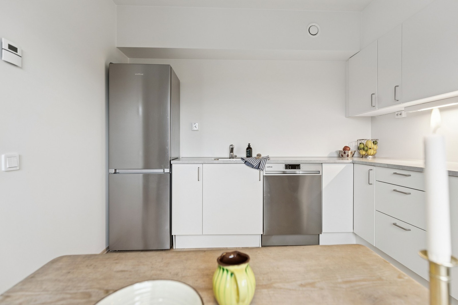 Her finner du både integrert komfyr og induksjonstopp, samt opplegg for frittstående hvitevarer som oppvaskmaskin og kjøleskap. Galleribilde