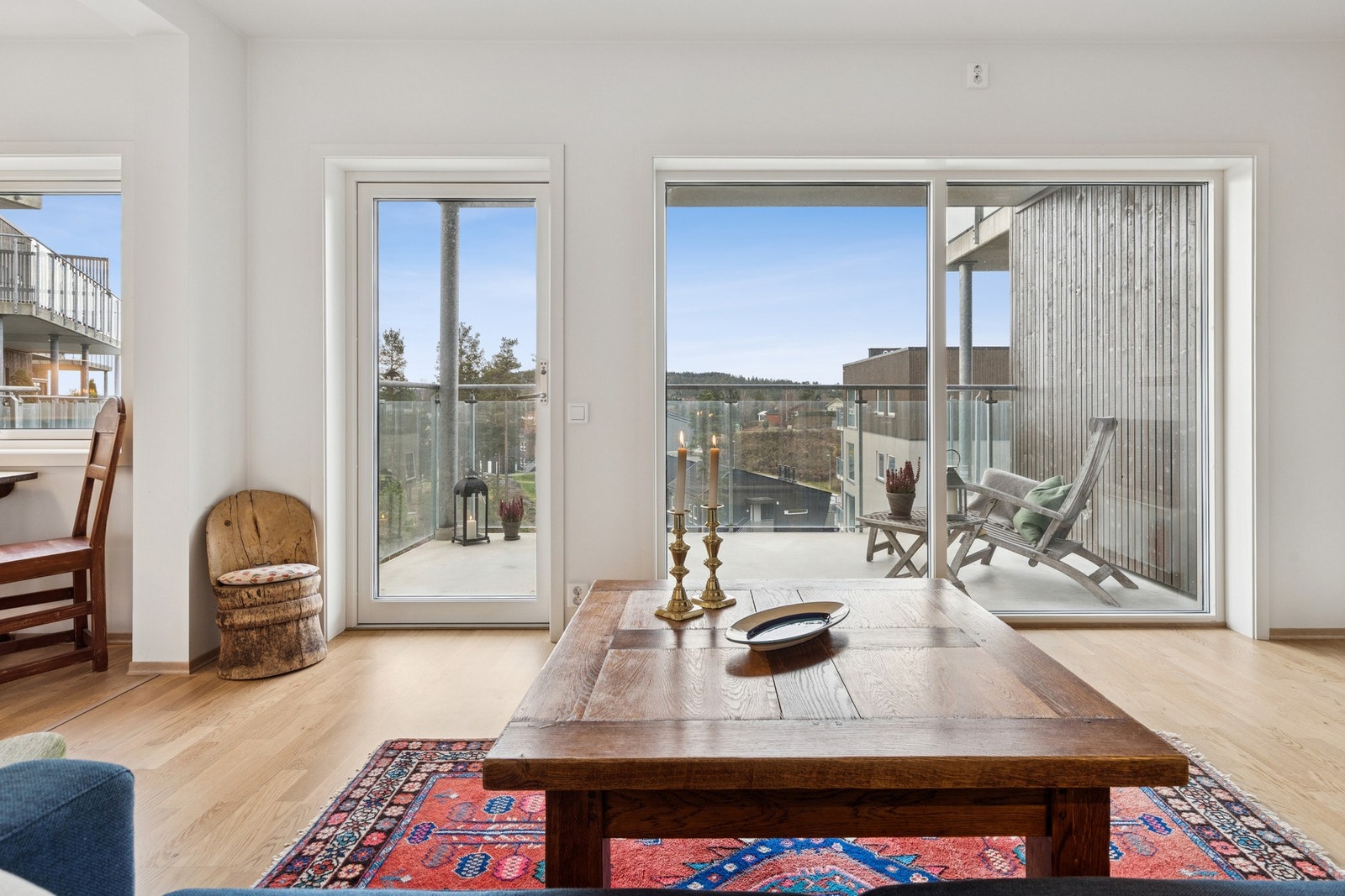 Stuen har direkte utgang til en romslig balkong på ca. 11 m². Galleribilde