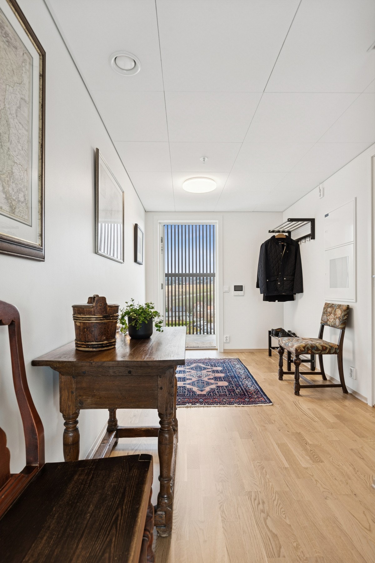 Leiligheten ønsker deg velkommen med et hyggelig inngangsparti med plass til kommode eller annen oppbevaring. Galleribilde