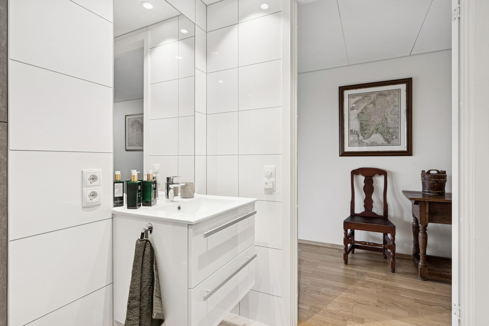 Det har vegghengt servantskap med heldekkende servant, innlimt speil, dusjnisje med innfellbare glassdører, vegghengt toalett, opplegg for vaskemaskin og avtrekksventil. Galleribilde