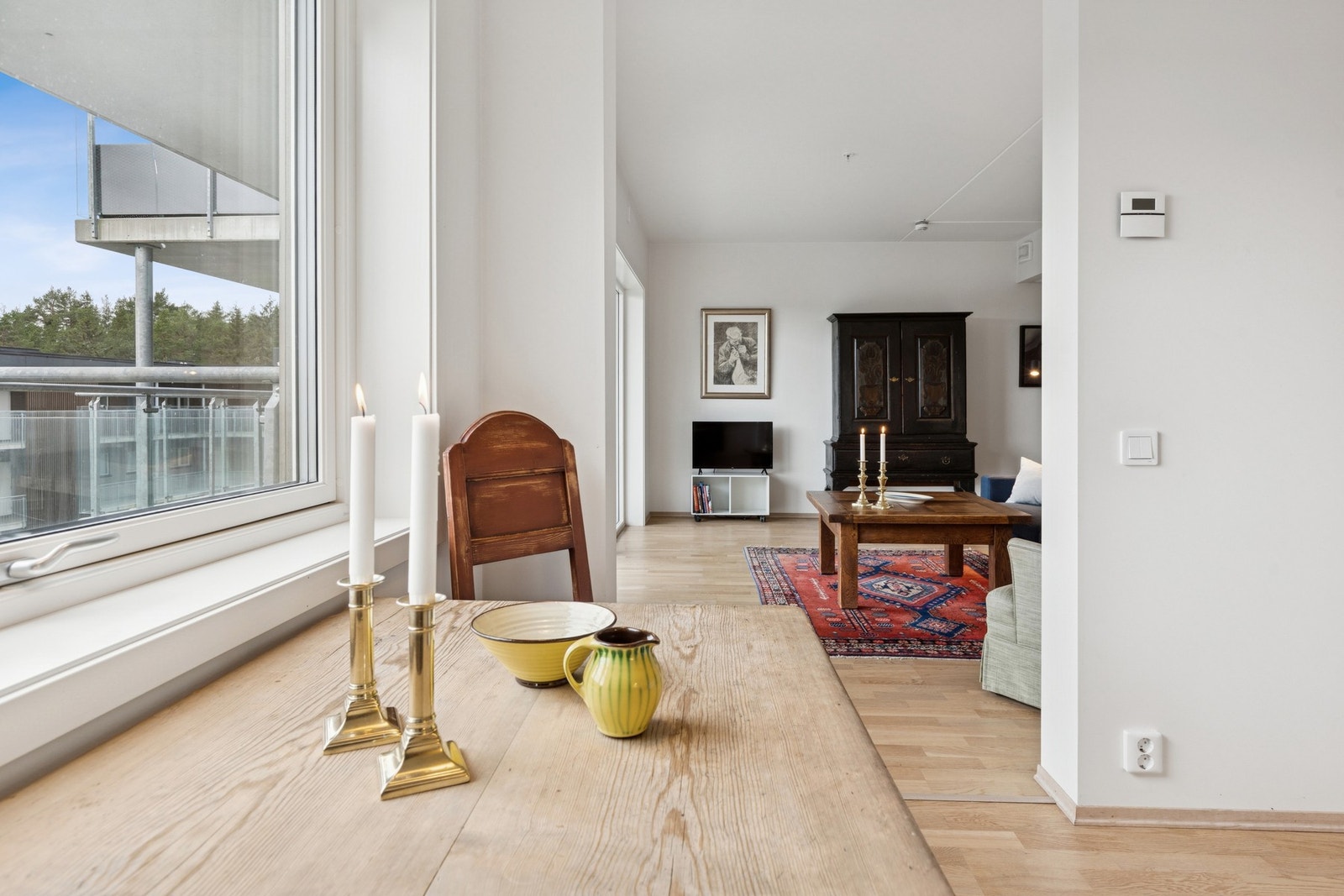 Kjøkkenet gir rom for en hyggelig spiseplass. Galleribilde