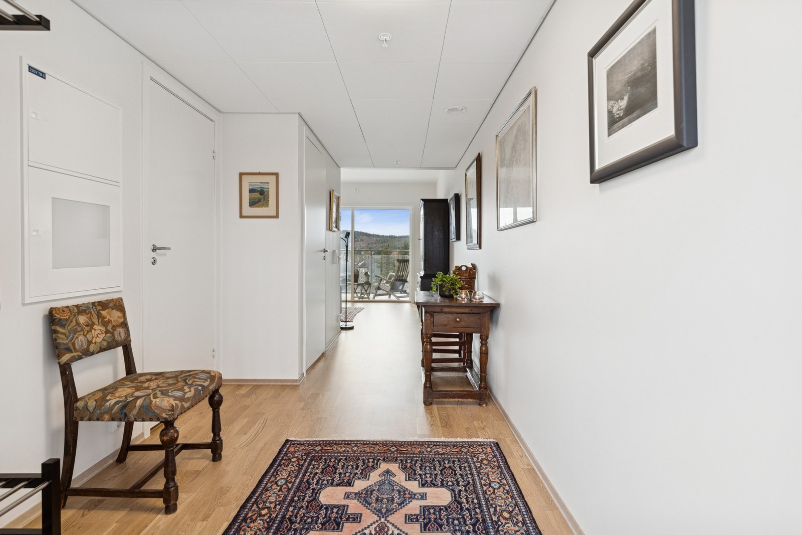 Leiligheten er gjennomgående som gir et lyst og innbydende førsteinntrykk. Galleribilde