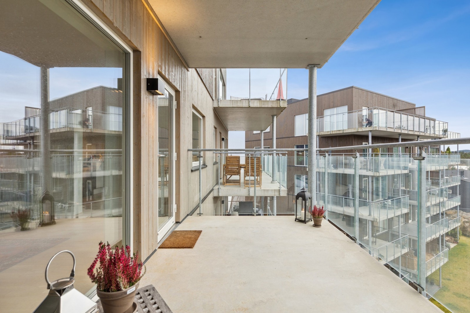 Her er det plass til sittegruppe og soner for både morgenkaffe og lange sommerkvelder. Galleribilde