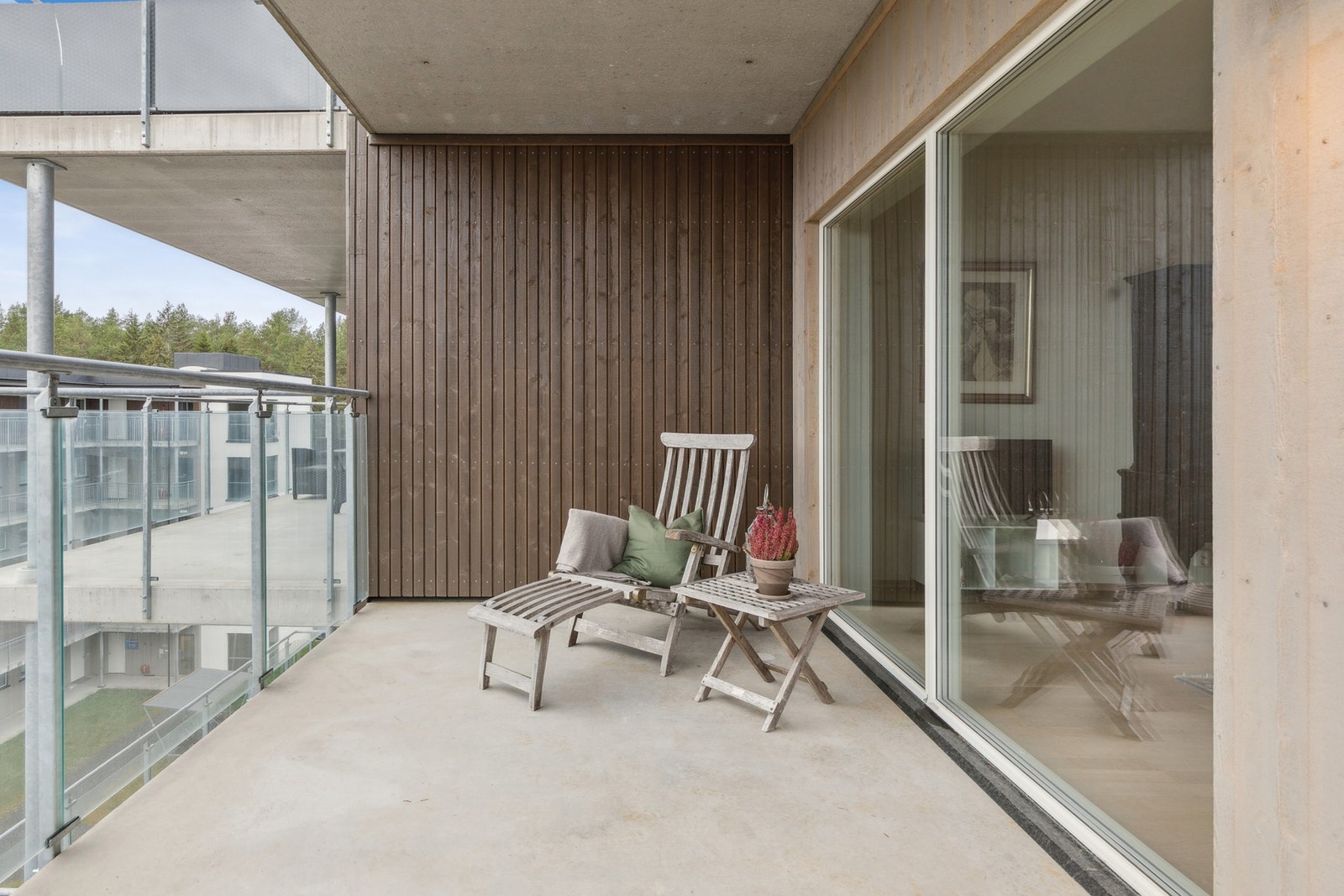 Balkongen er bygget med solide betongkonstruksjoner, stålrekkverk, utebelysning og stikkontakter. Galleribilde