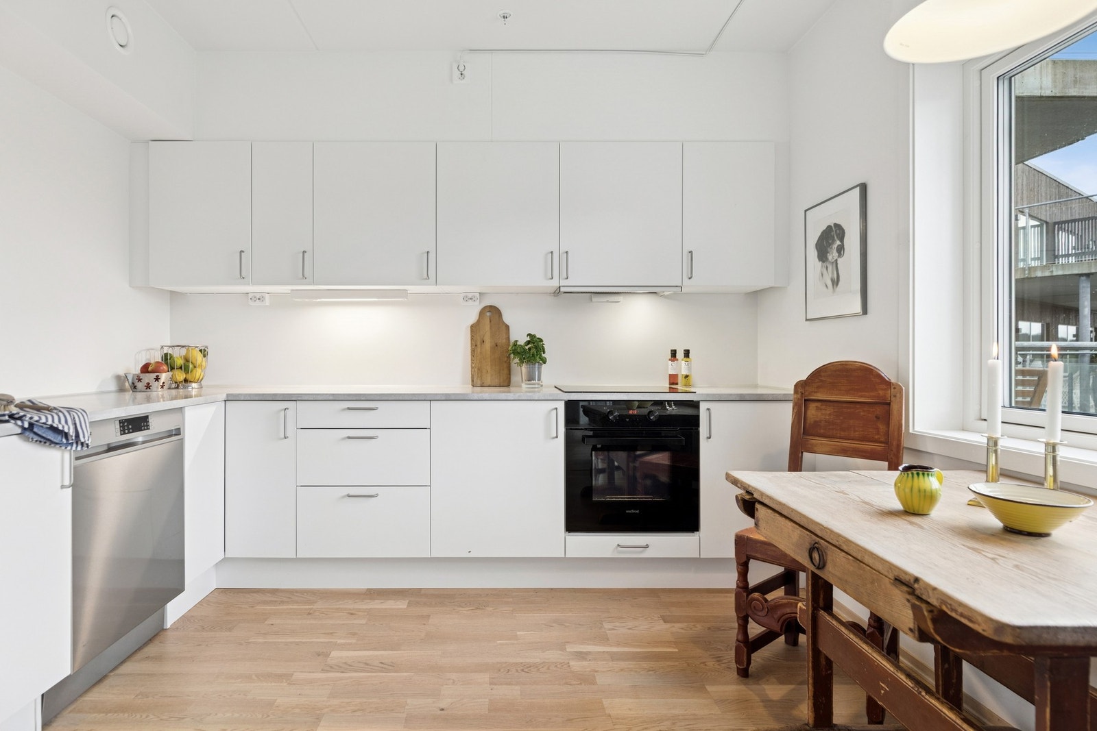 Her er det gode arbeidsflater og rikelig med skapplass. Galleribilde