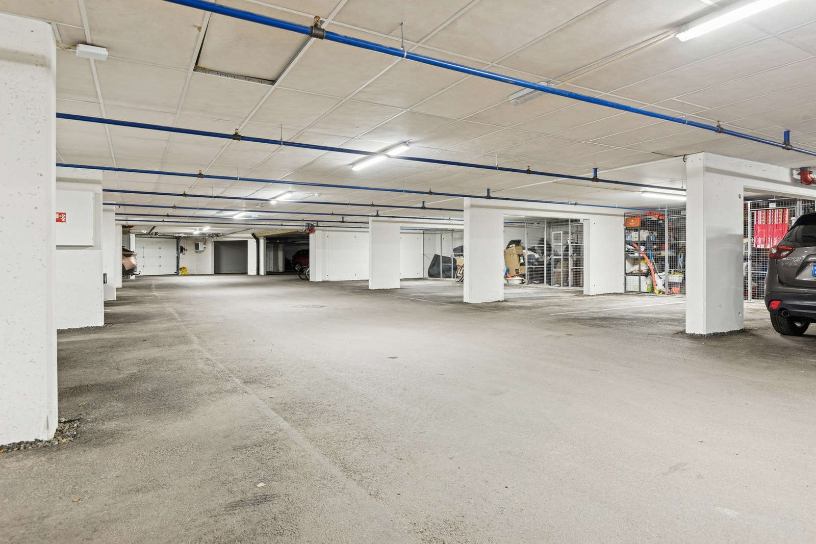 Leiligheten disponerer èn parkeringsplass i felles garasjeanlegg, (ikke delen som er tatt bilde av). Galleribilde