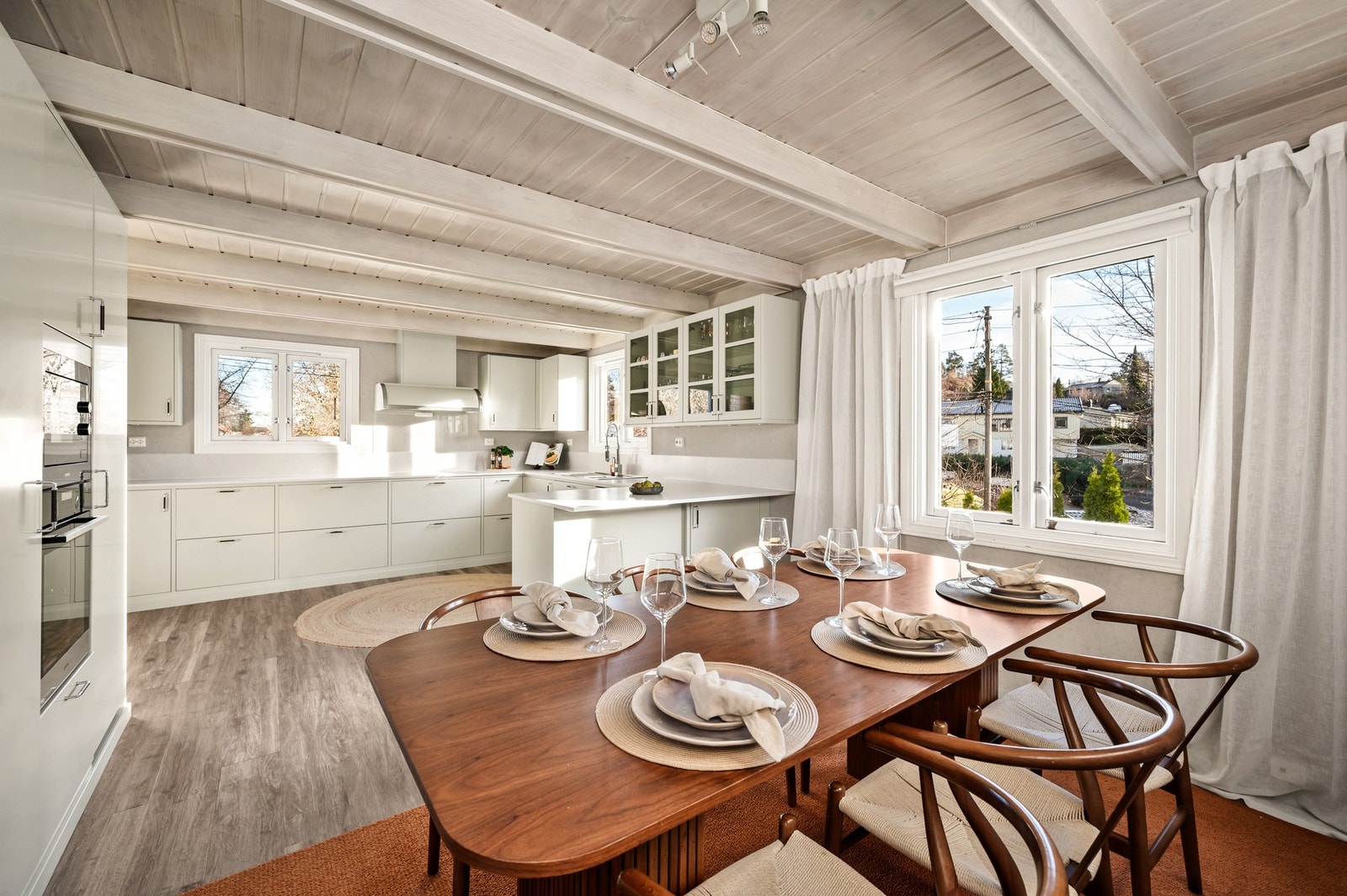 Alle hvitevarer er integrerte, hvorav oppvaskmaskin, mikro, komfyr og platetopp er av merke Gorenja og kjøleskap er av merke AEG. Galleribilde