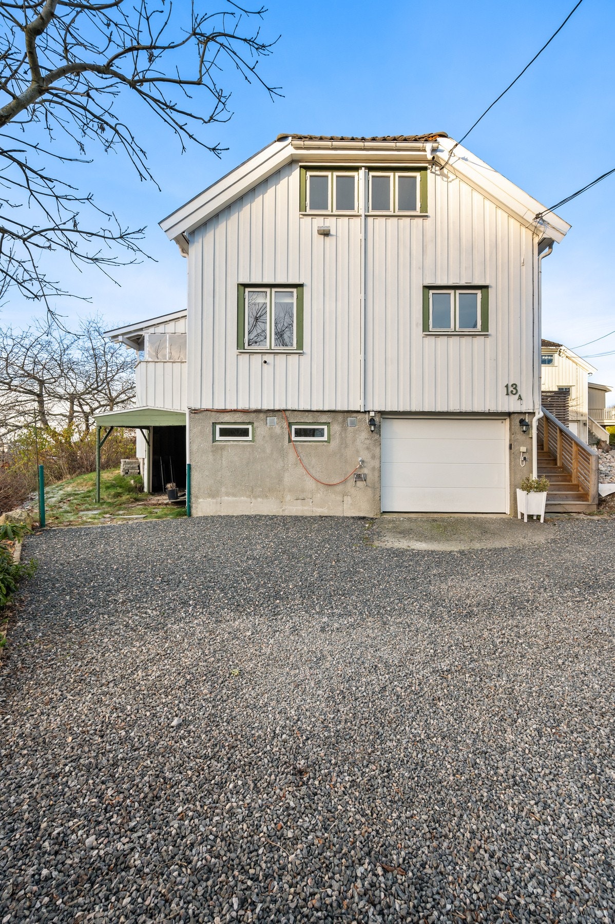 Integrert garasje med elektrisk leddport og praktisk inngang direkte til kjelleretasjen - her går du tørrskodd inn i boligen. Garasjeport med automatisk åpner fra 2020. Galleribilde