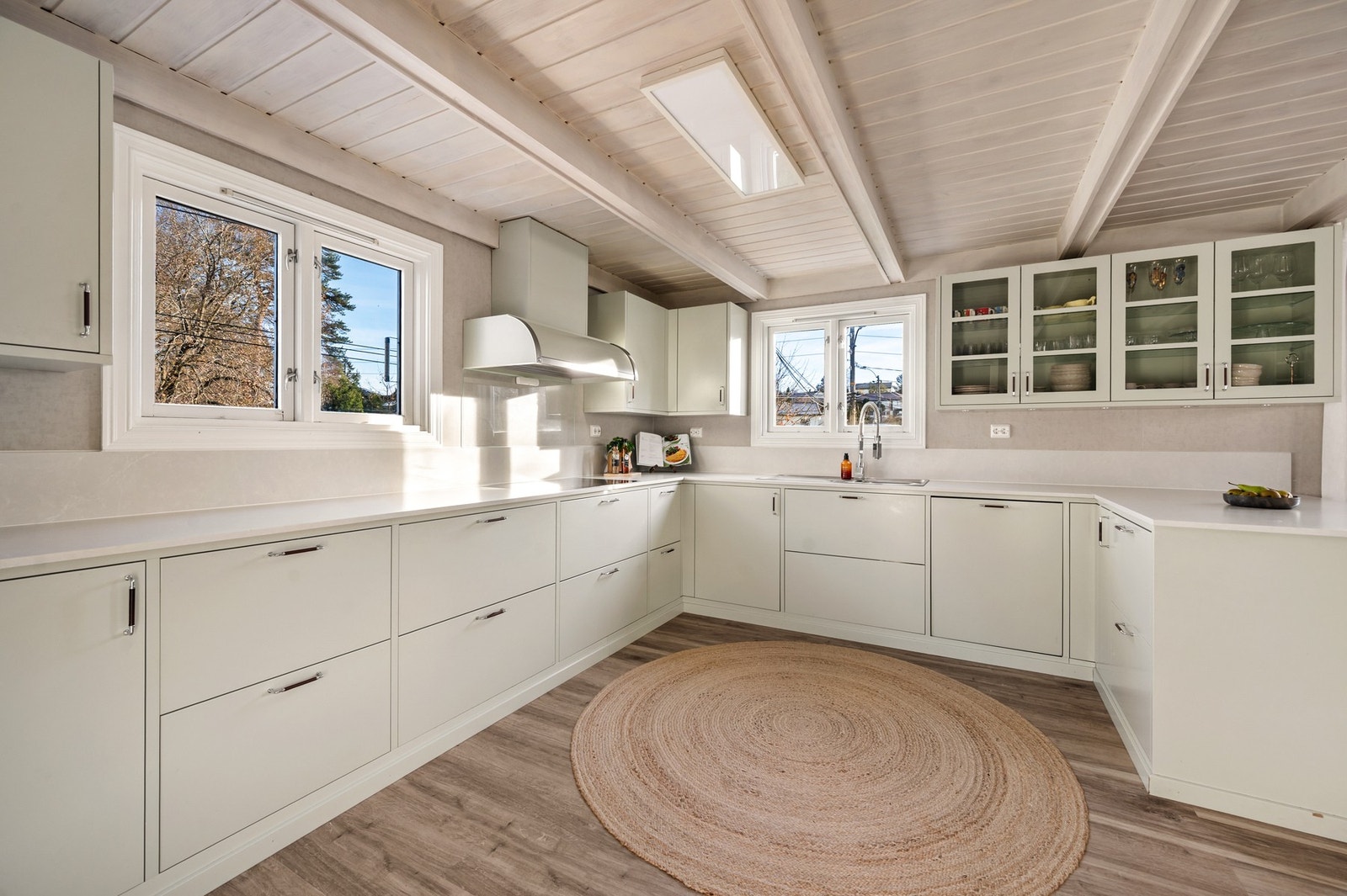 Kjøkkenet er i lukket løsning og oppleves særdeles romslig, godt med oppbevaringsplass, rikelig skap, skuff og benkeplass. Galleribilde