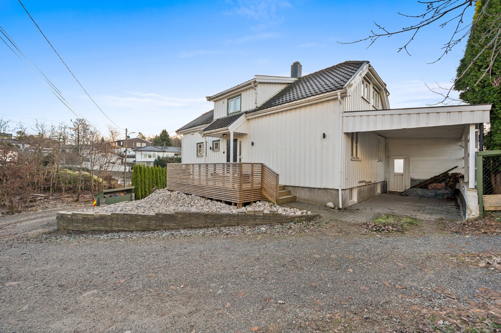 Praktisk carport tilbygget mot nord ca. 2015/16, som gir skjermet parkering nær inngangspartiet. Galleribilde