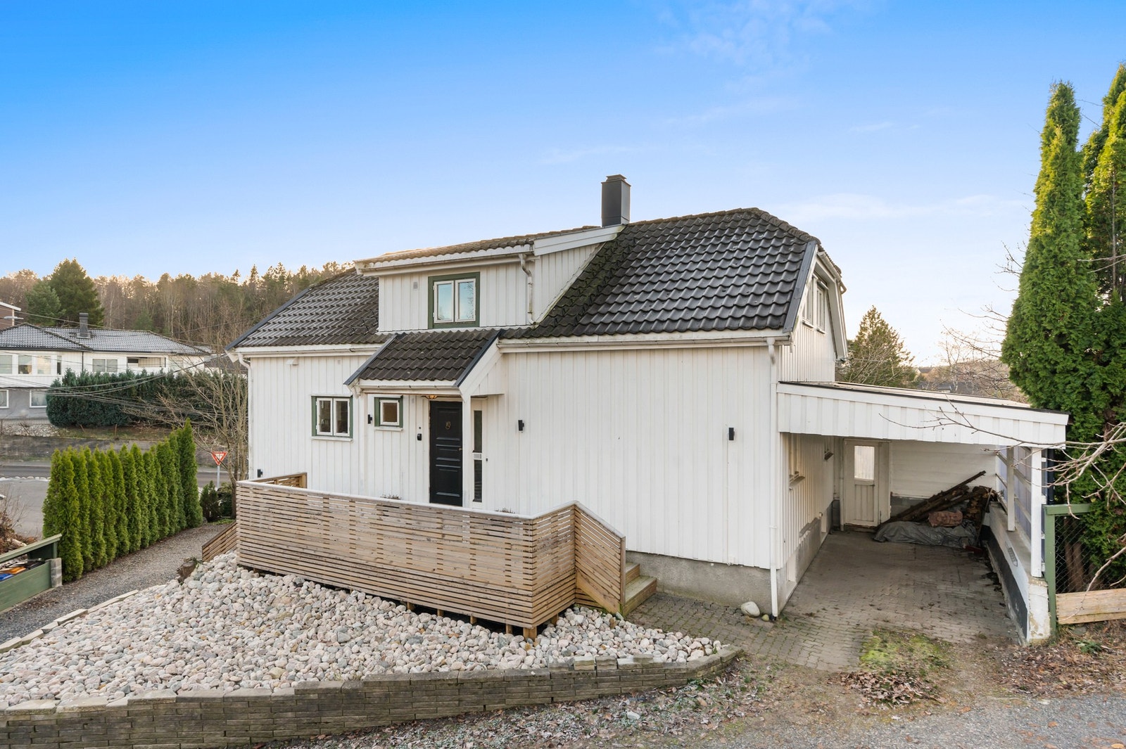 Kun 5 minutters gangavstand til Moltemyr skole (1.-10. trinn) med kunstgressbane, basketballbane, volleyballbane, ballbinge og skatepark som kan brukes på fritiden. Galleribilde