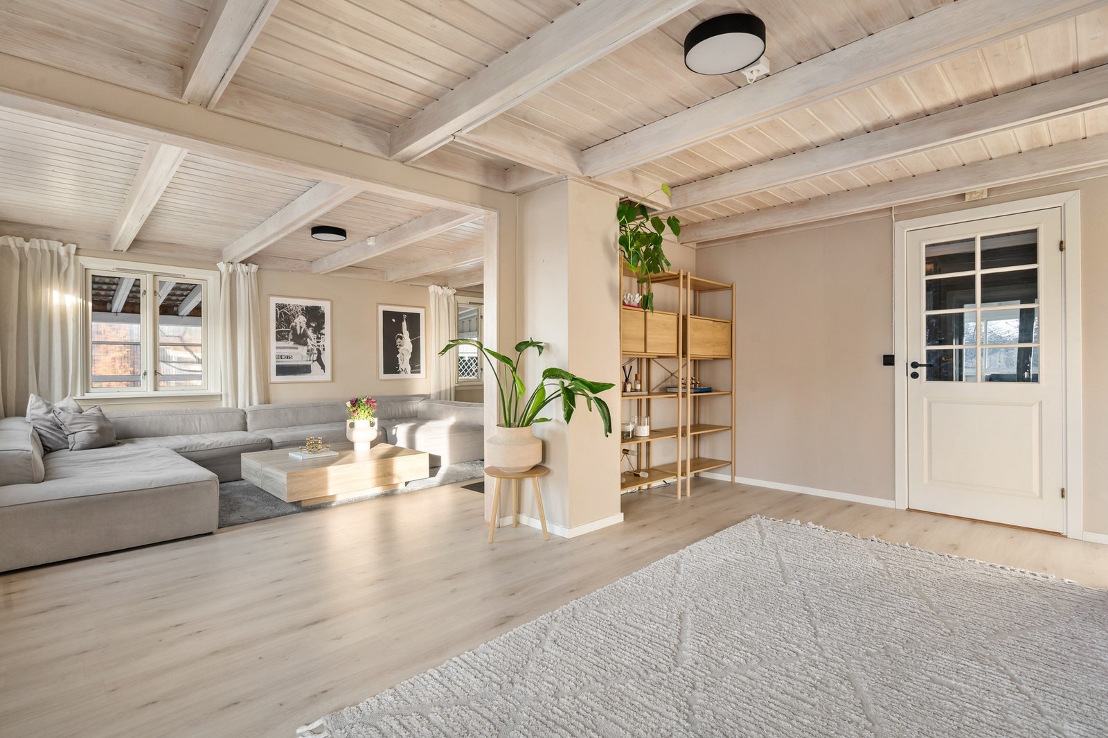 Det er flotte hvitmalte bjelker i taket og utgang med doble dører ut til hyggelig overbygd terrasse. Galleribilde