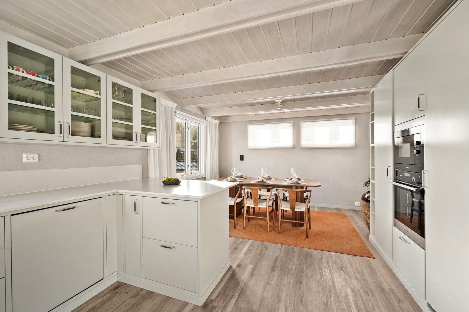 Her er en praktisk kjøkkenøy som fungerer som en romdeler mellom kjøkkenets arbeidsplass og spiseplass. Galleribilde