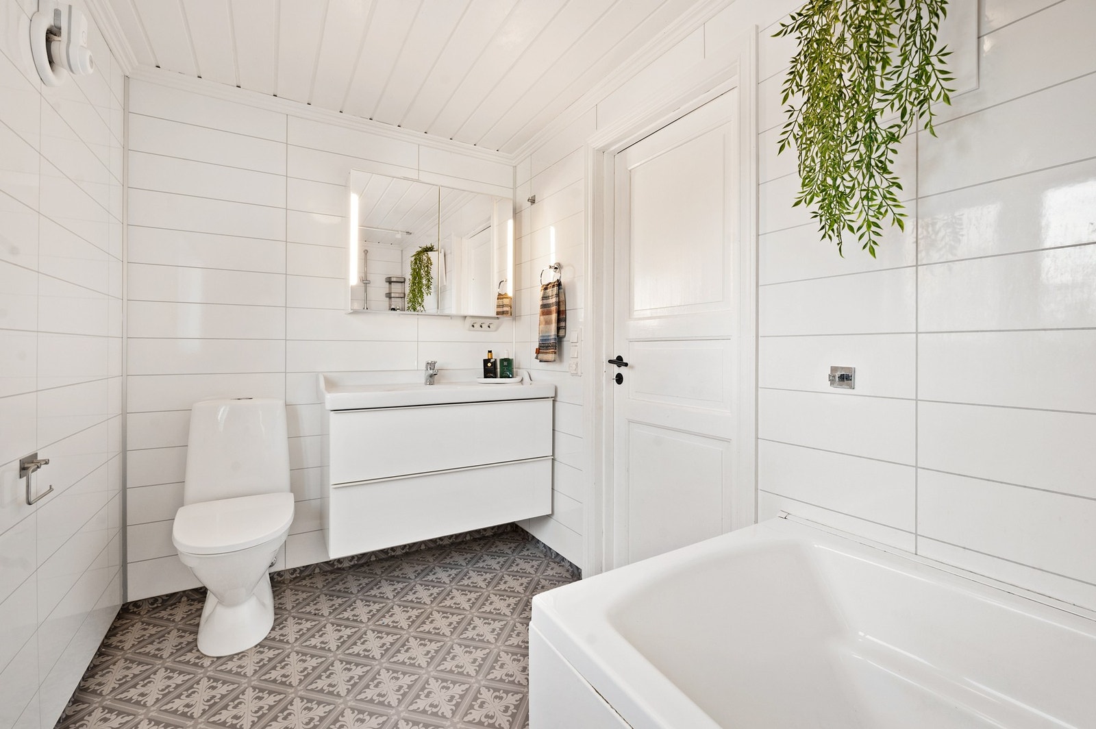 Boligen har et lyst og pent bad i andre etasje med våtromsbelegg på gulv med varmekabler og fibo-trespo baderomspanel på vegger. Galleribilde