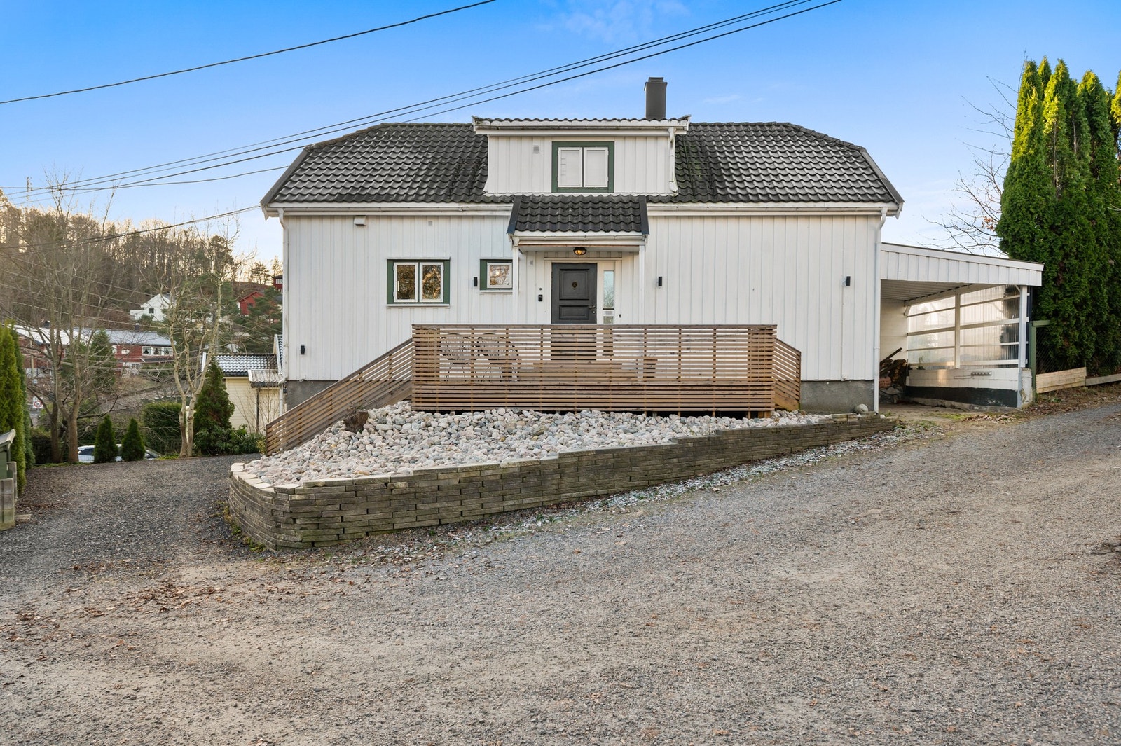 Innholdsrik og vesentlig oppgradert enebolig over tre etasjer med integrert garasje og carport. Foto: Topp Studio v/ T. B. Brobakken Galleribilde