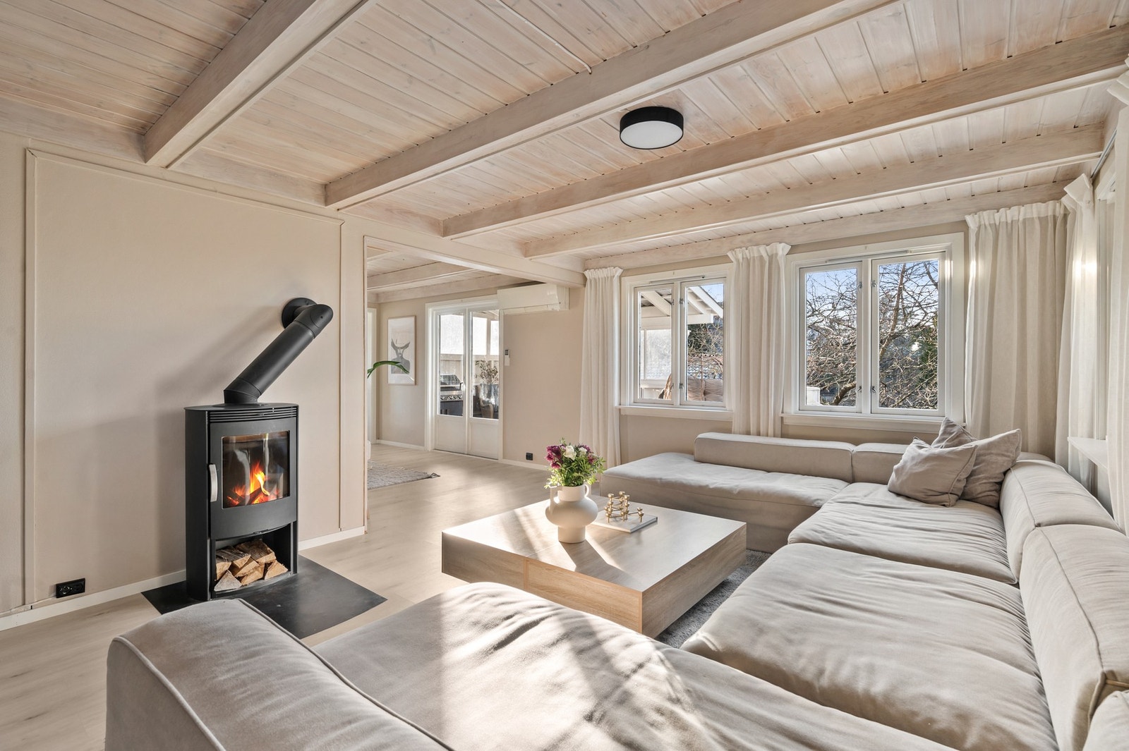 Stuen er lys og trivelig med flere vinduer. Galleribilde