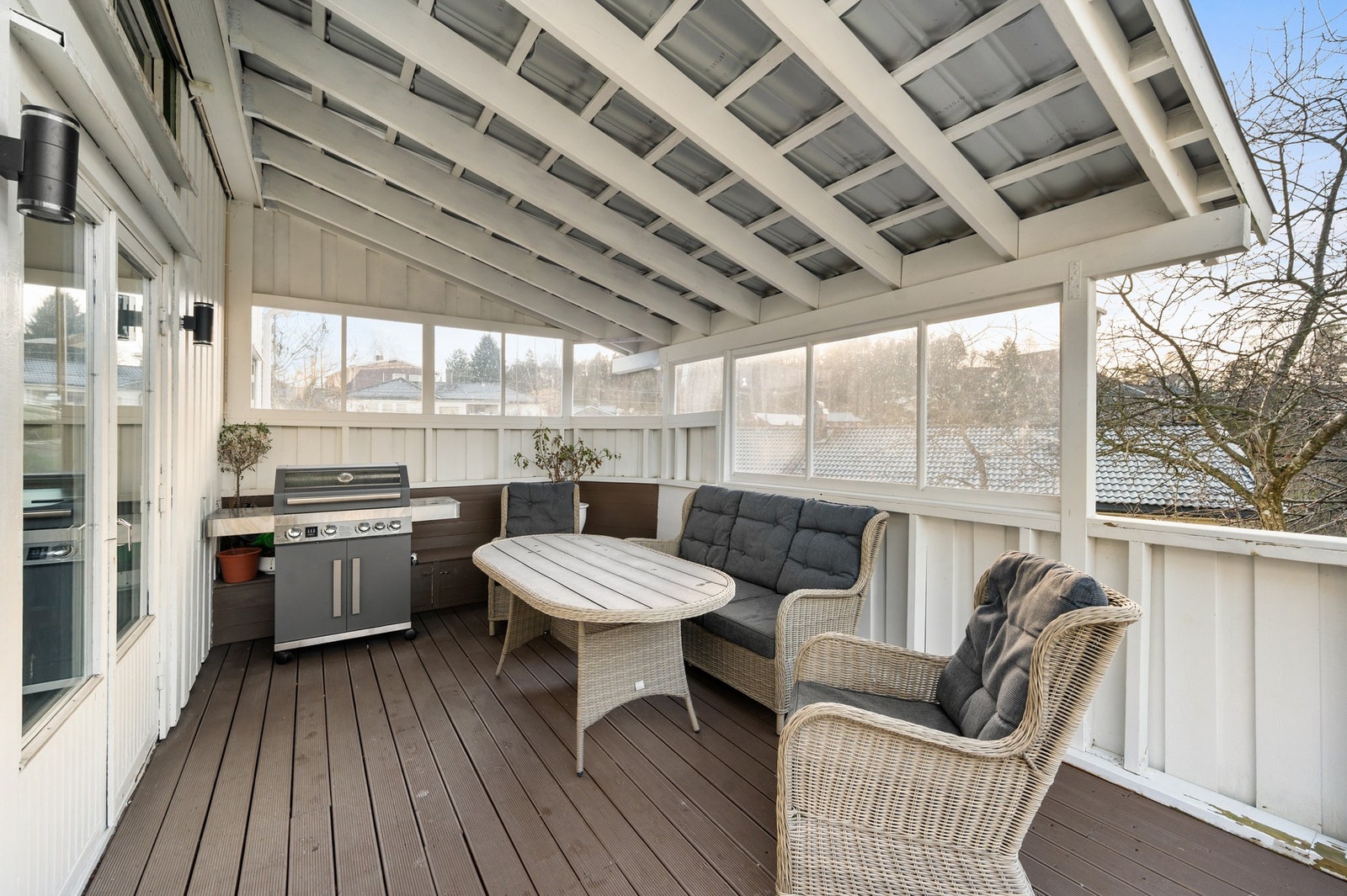 Terrassen er romslig og vestvendt med plass til sittegrupper, her kan varme sommerdager nytes i en lun og god krok. Galleribilde