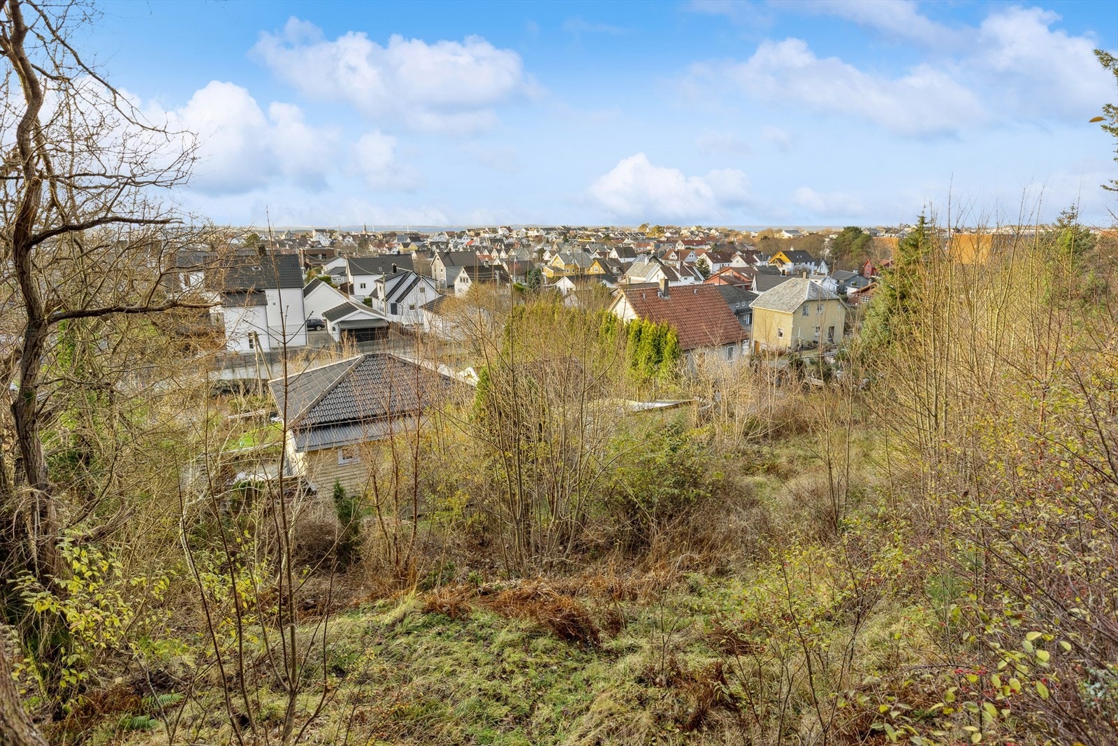 Tomten har fint utsyn ut over nærområdet. Galleribilde