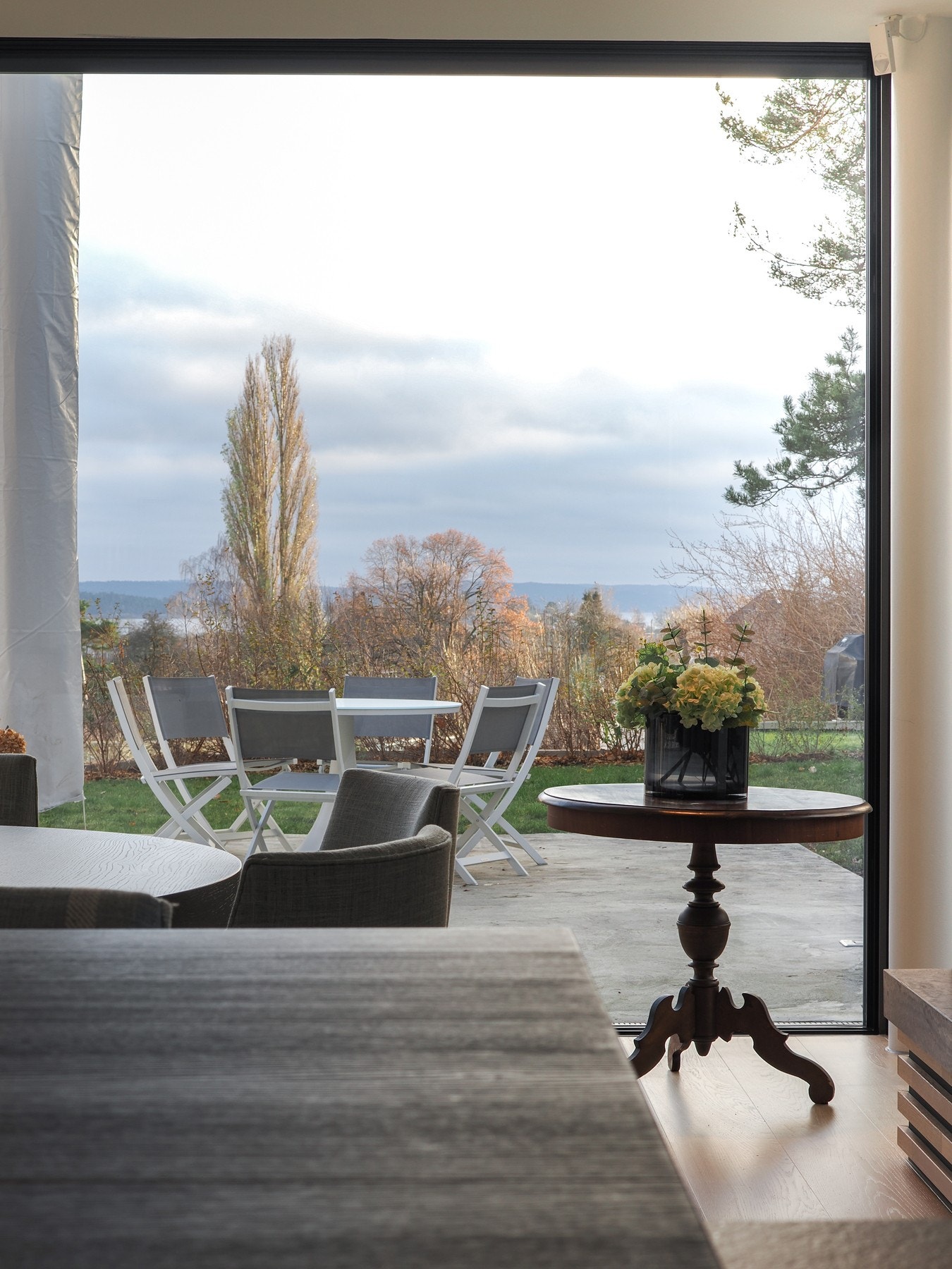 Store vindusflater gir rikelig med naturlig lys og god kontakt med omgivelsene Galleribilde