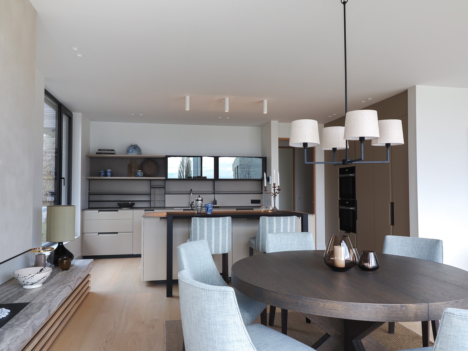 Rikelig med skap og benkeplass, samt integrerte kvalitetshvitevarer fra Miele Galleribilde