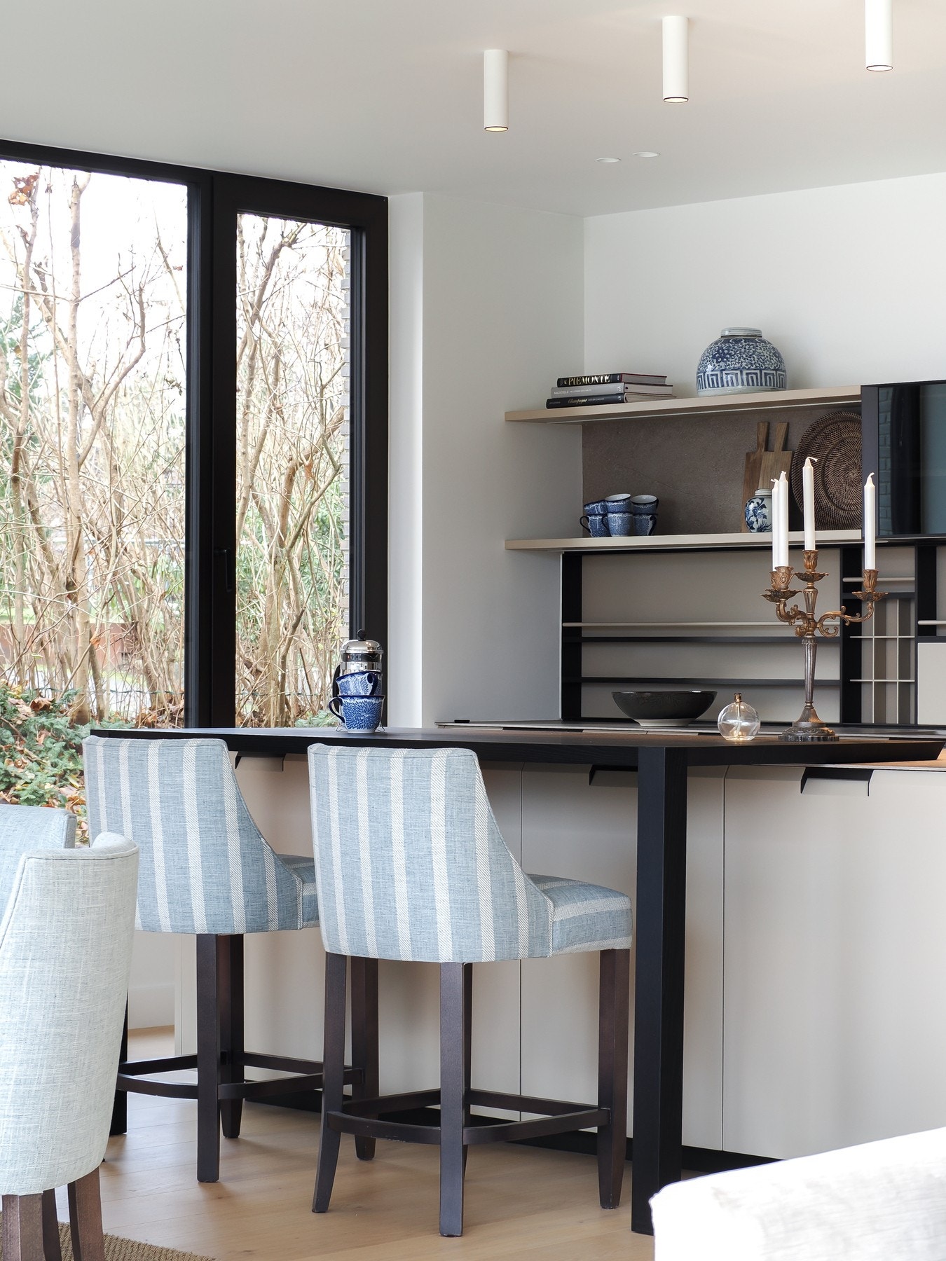 Kjøkken med hyggelig kjøkkenøy Galleribilde