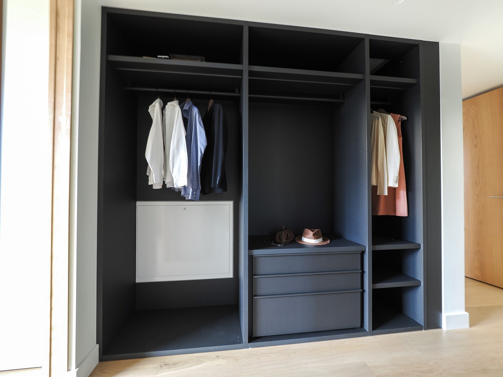 Garderobeskap i tilknytning til hovedsoverom Galleribilde