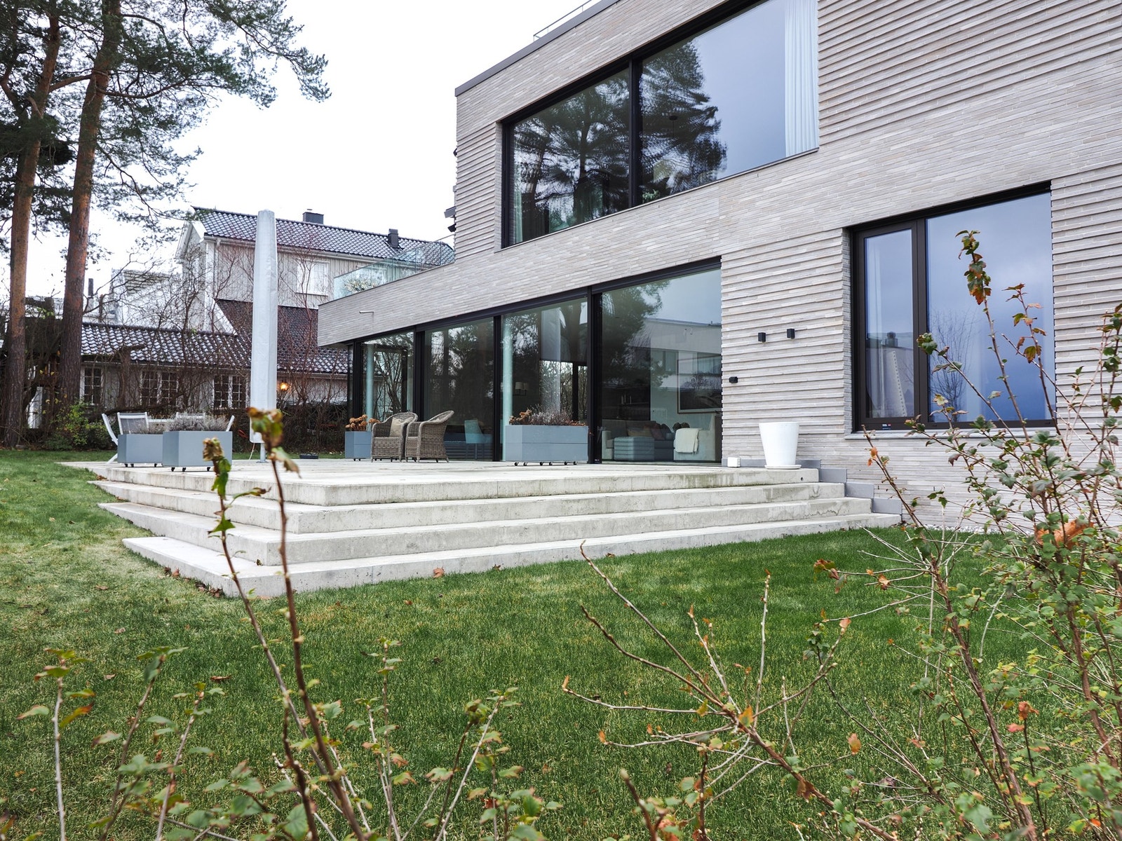 Attraktiv beliggenhet på et høydedrag med flott utsikt Galleribilde