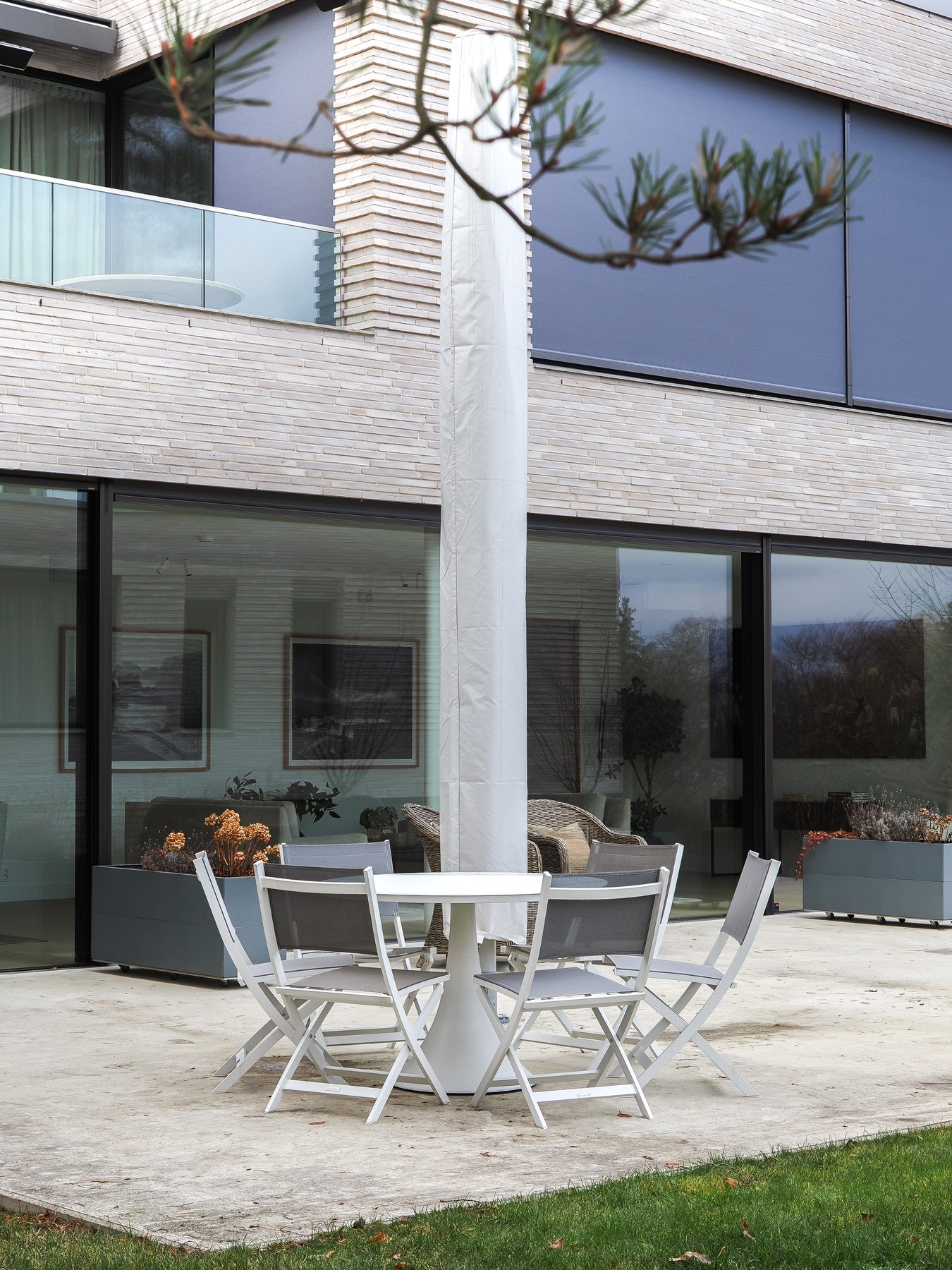 Vinduene har fast glass og er rammet inn av slanke, bronsefargede profiler. Mot terrassene er det skyvedører fra det sveitsiske kvalitetsmerket SKY-FRAME. Galleribilde