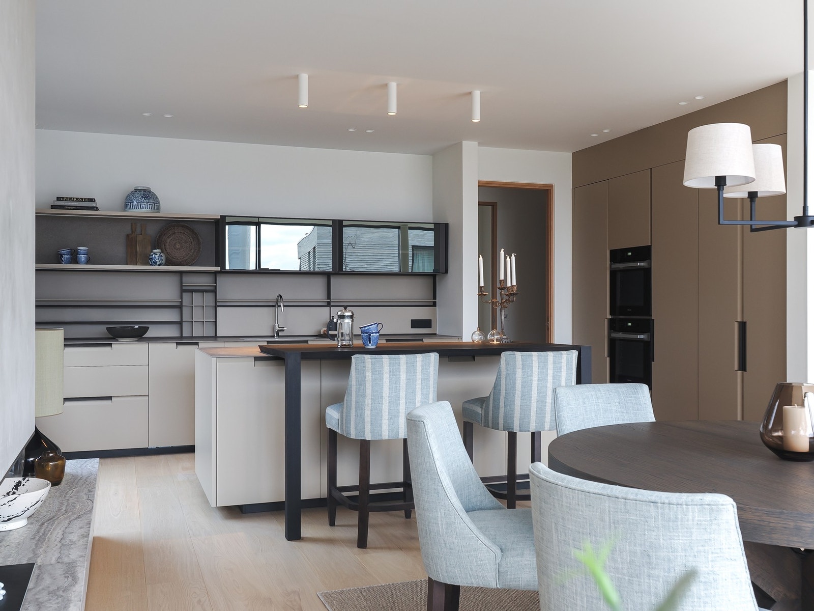 Stor kjøkkenøy med åpen løsning mot stue. Italiensk design innredning fra Expo Nova. Galleribilde