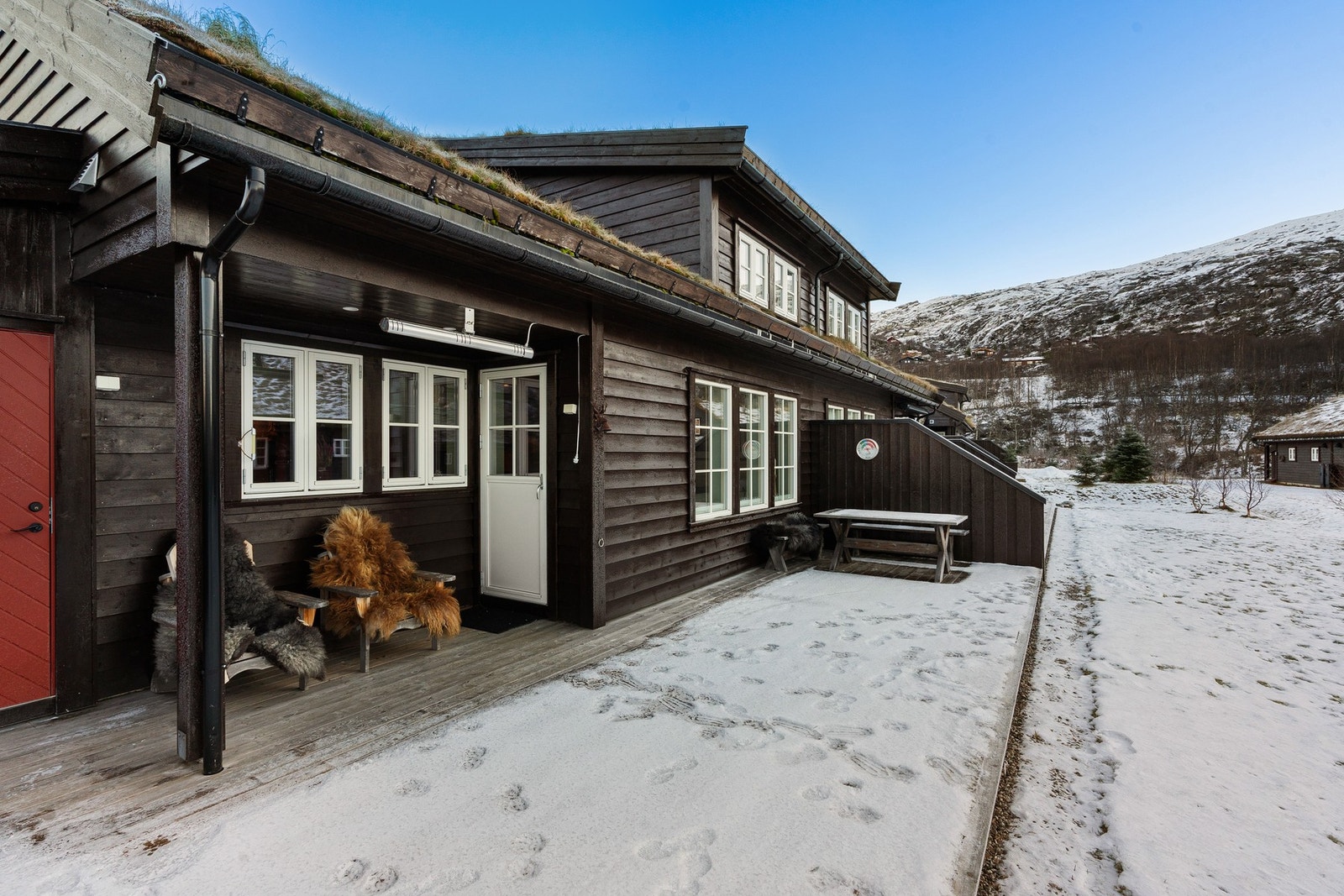 Her kan du nyte både vårsolen og kos rundt bålpannen. Galleribilde