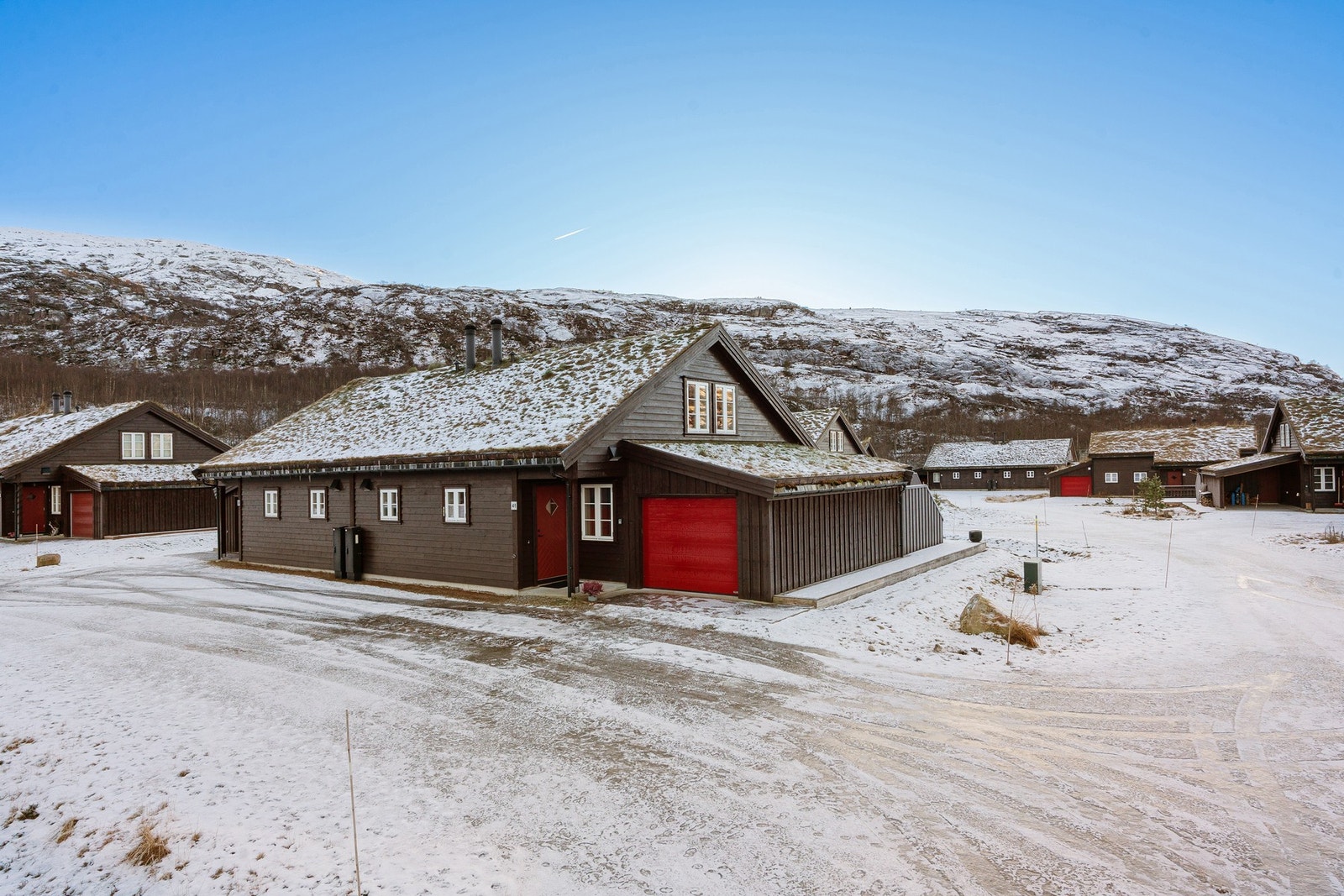 I tillegg til garasje er det også to parkeringsplasser. Galleribilde