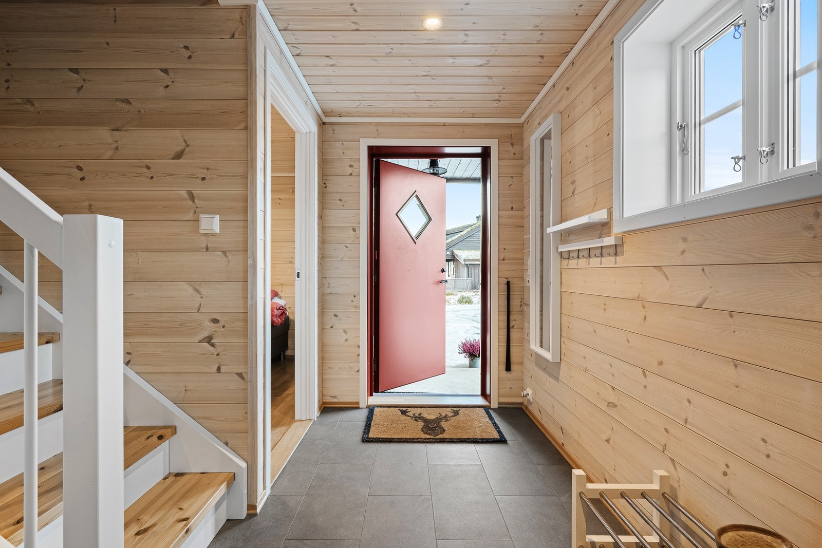 Entré med fliser og varme i gulv. Galleribilde