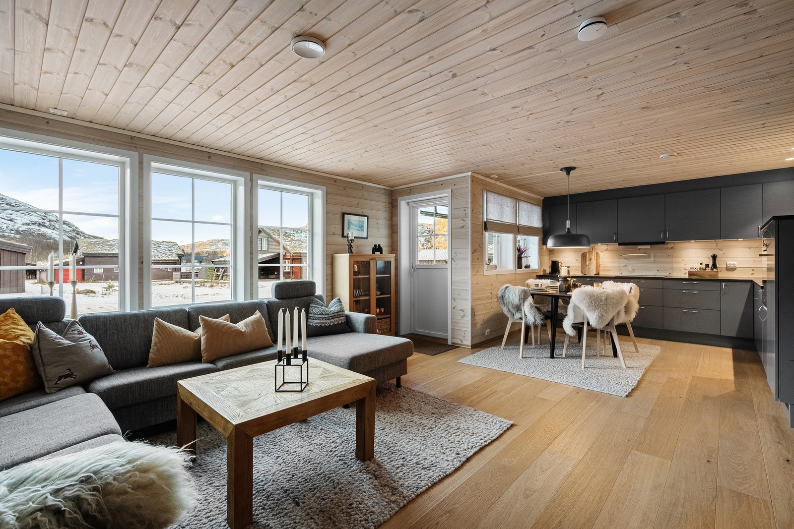 Hytten har en lun og koselig atmosfære. Galleribilde