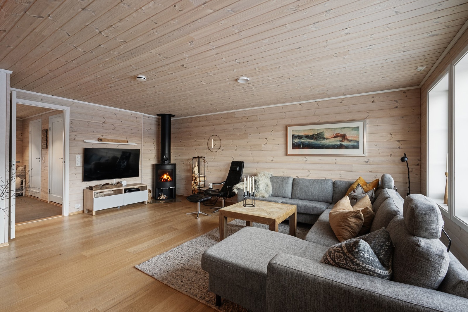 Her ligger alt til rette for koselige kvelder med brettspill og peiskos. Galleribilde