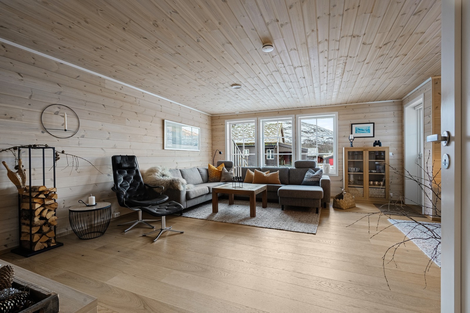 De store vindusflatene mot sør slipper inn rikelig med lys. Galleribilde