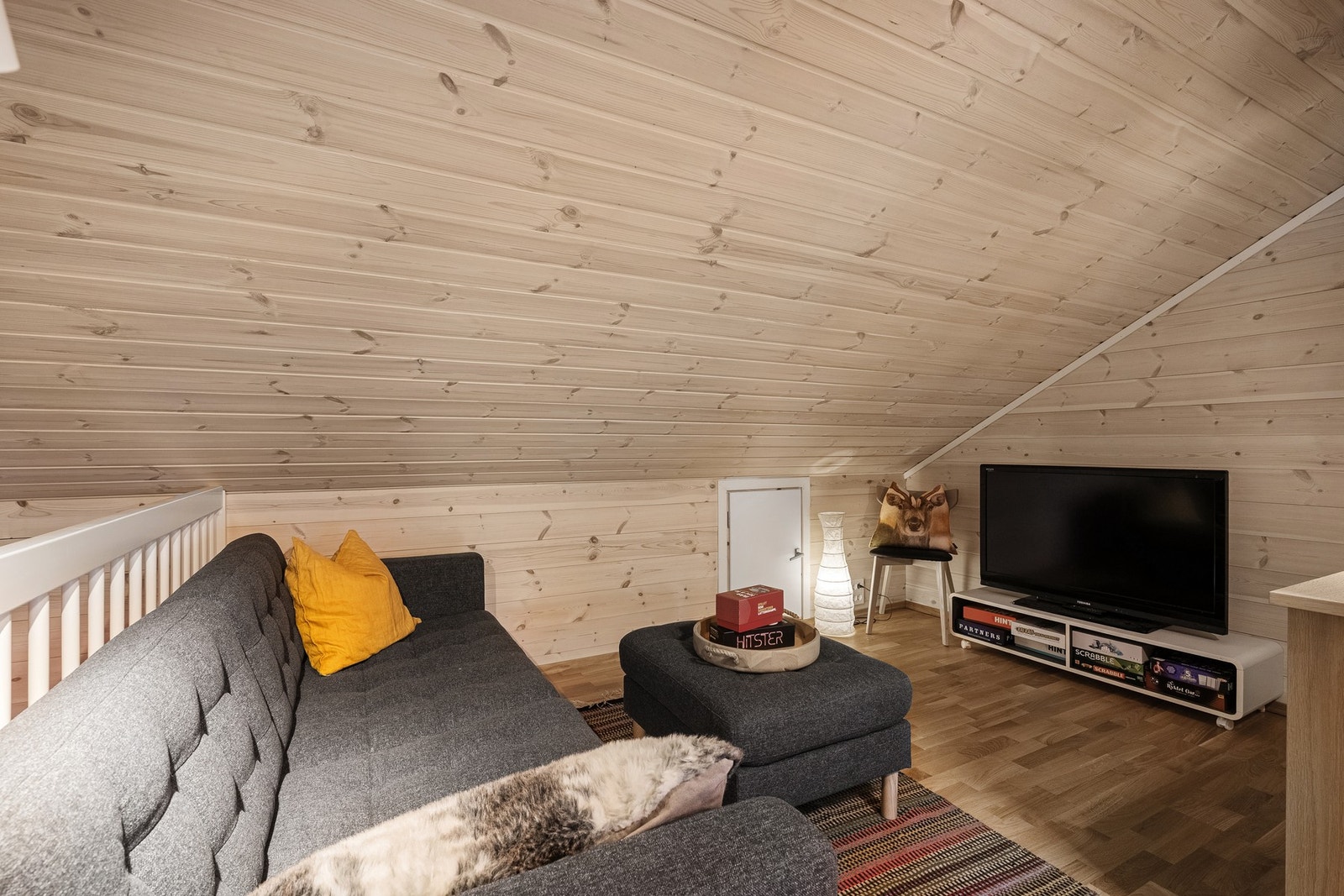 Egen loftstue der barna og ungdommen kan boltre seg med lek og moro. Galleribilde