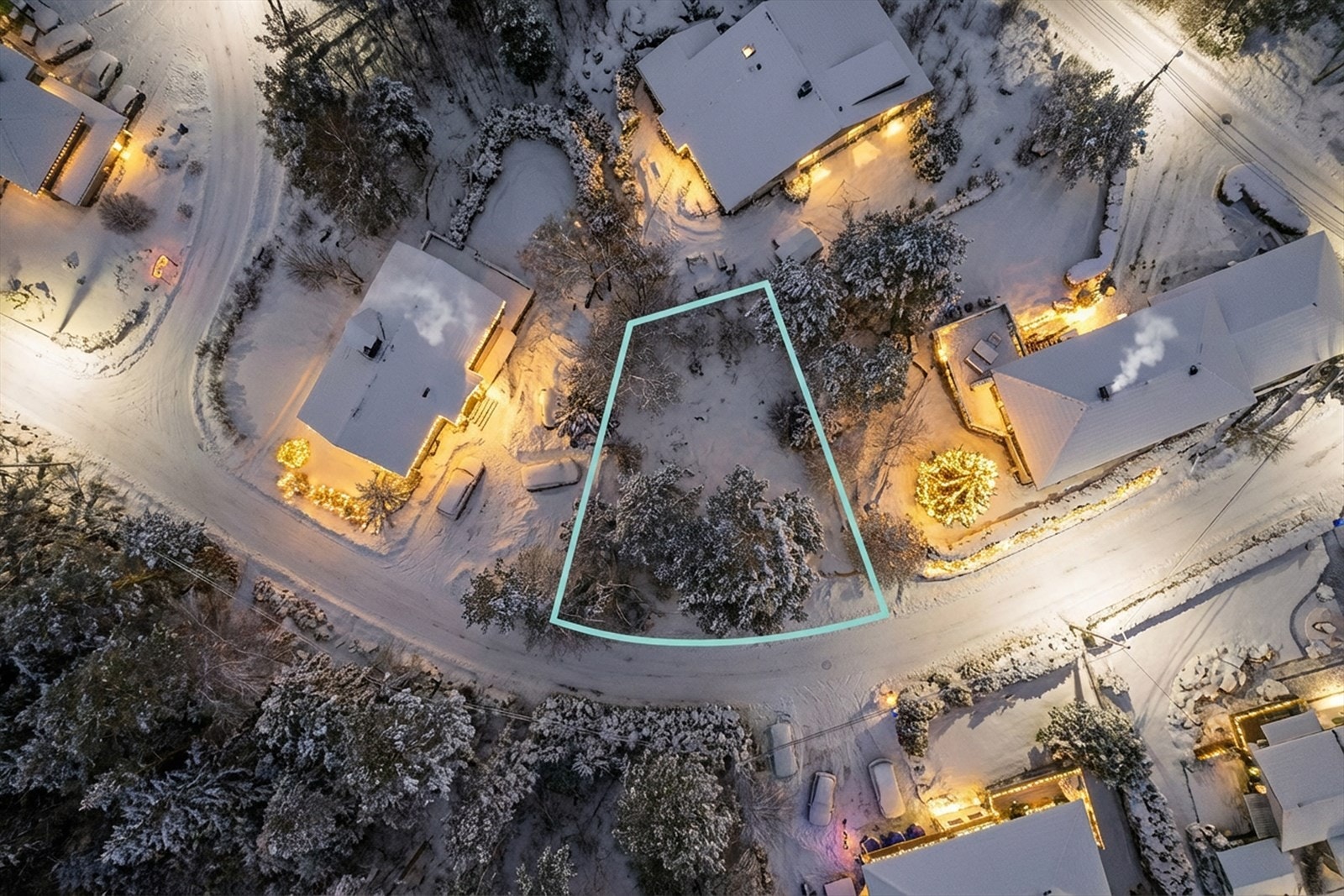 Attentus har gleden av å presentere denne fine tomten i all sin juleprakt. Det gjøres oppmerksom på at bildet er KI generert, og avviker fra virkeligheten. Galleribilde