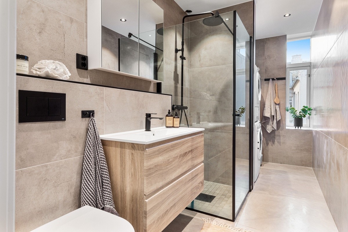 Lyst og luftig bad med alt du trenger av hvitevarer Galleribilde