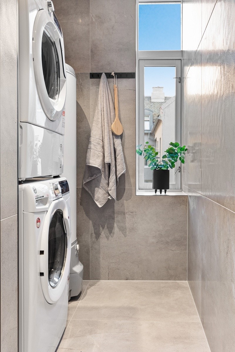 Lyst og luftig bad med alt du trenger av hvitevarer Galleribilde