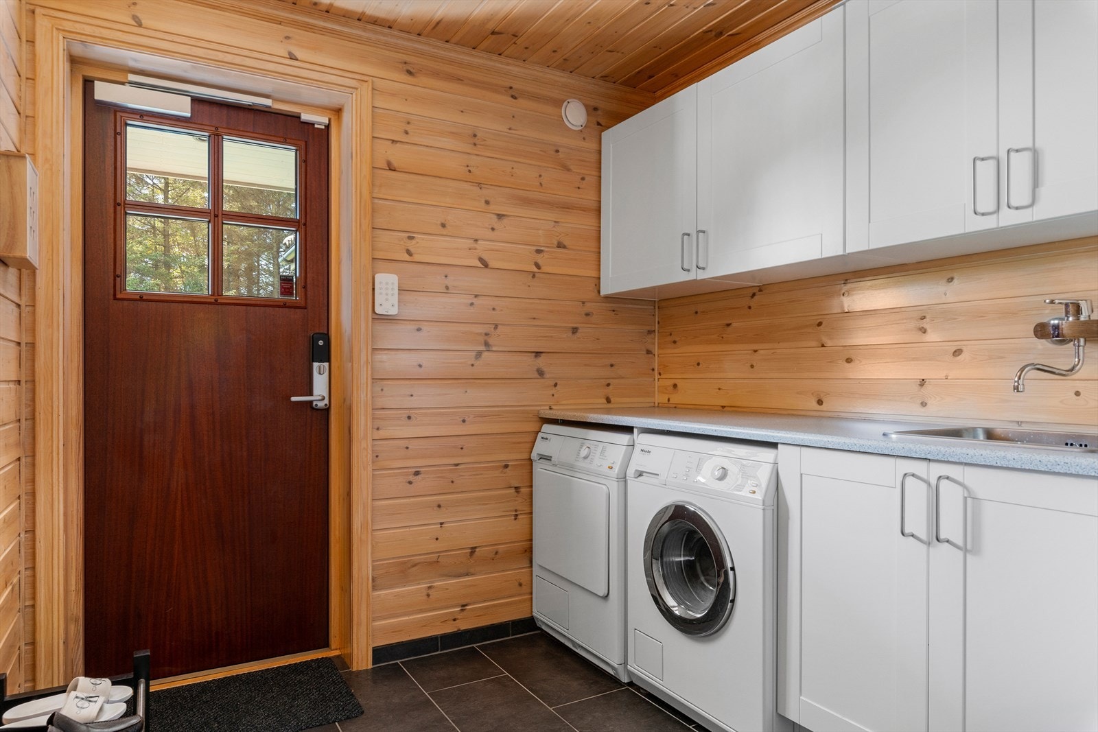 Vaskerom og biinngang Galleribilde